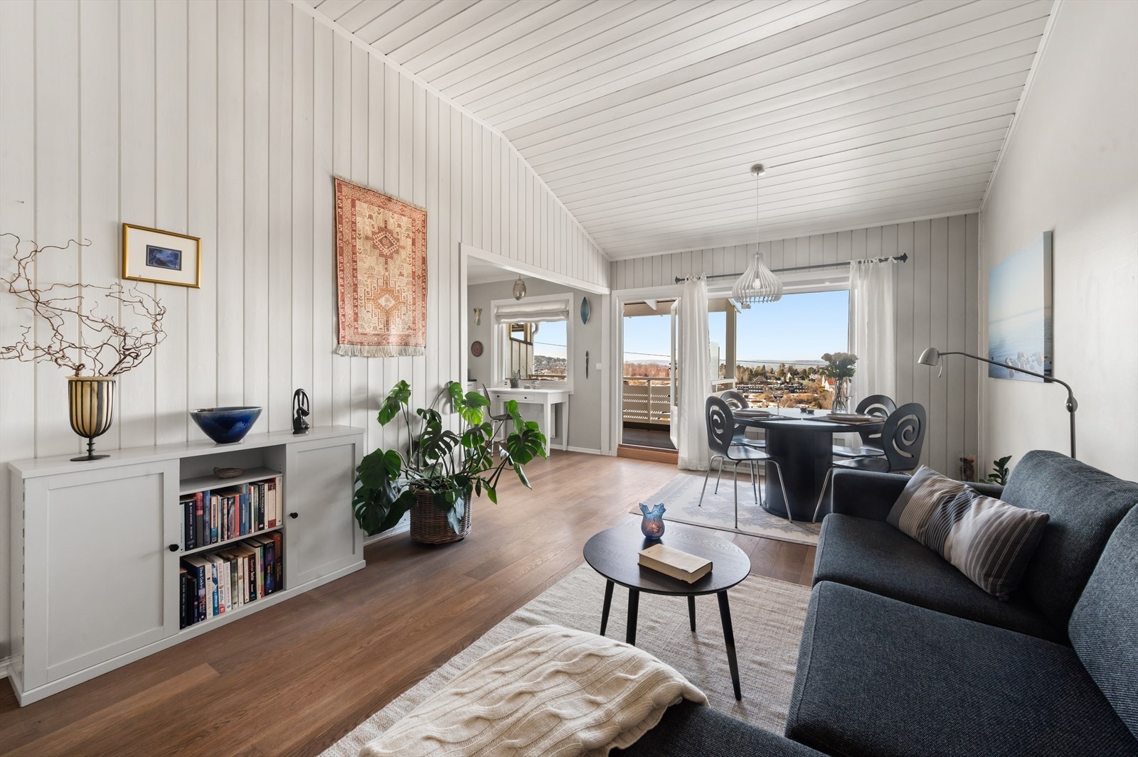 Stor stueavdeling med særdeles god møbleringsfrihet. Galleribilde