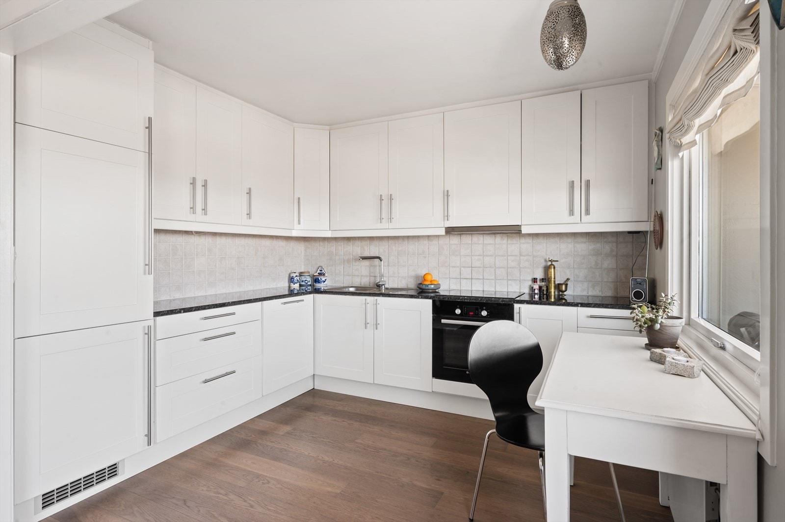 Det er åpen stue og kjøkkenløsning som gjør rommet mer sosialt. Galleribilde