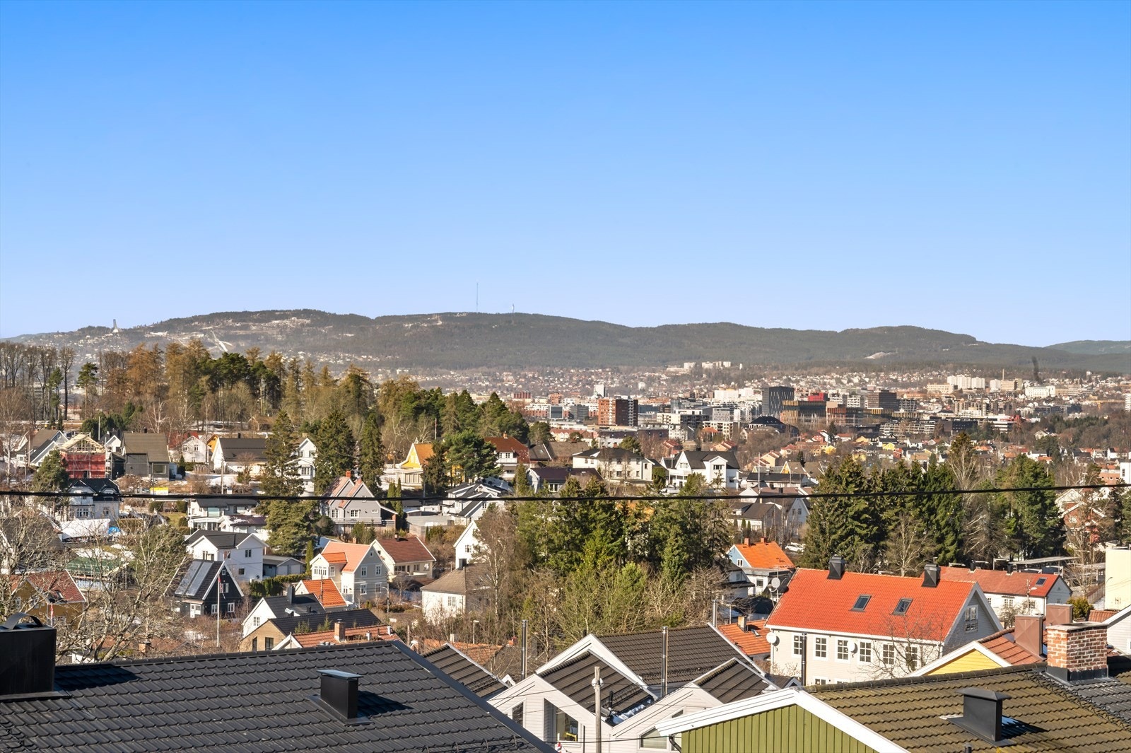 Vidstrakt utsikt mot bla. Østensjøvannet, Holmenkollen og store deler av byen. Galleribilde