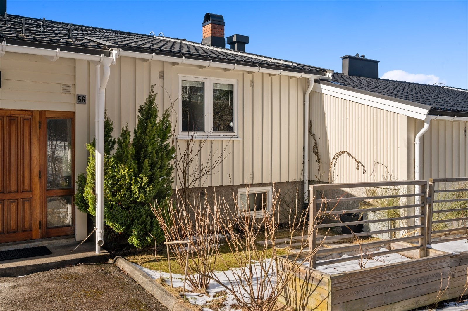 Fine utearealer som blant annet en liten hage på forsiden som seksjonen kan benytte. Galleribilde