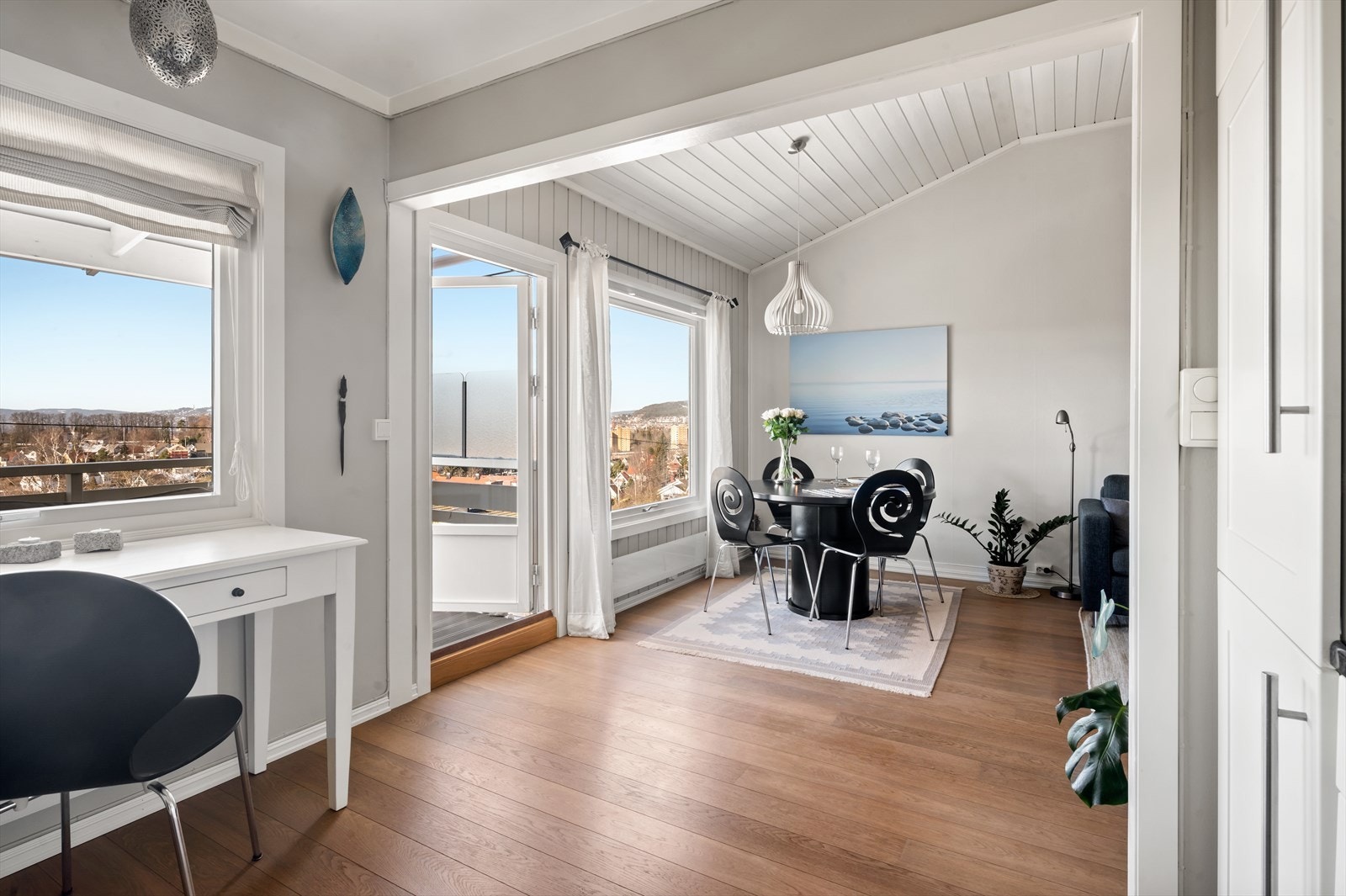 I tilknytning til kjøkkenet er det fin plass til et spisestuebord. Galleribilde