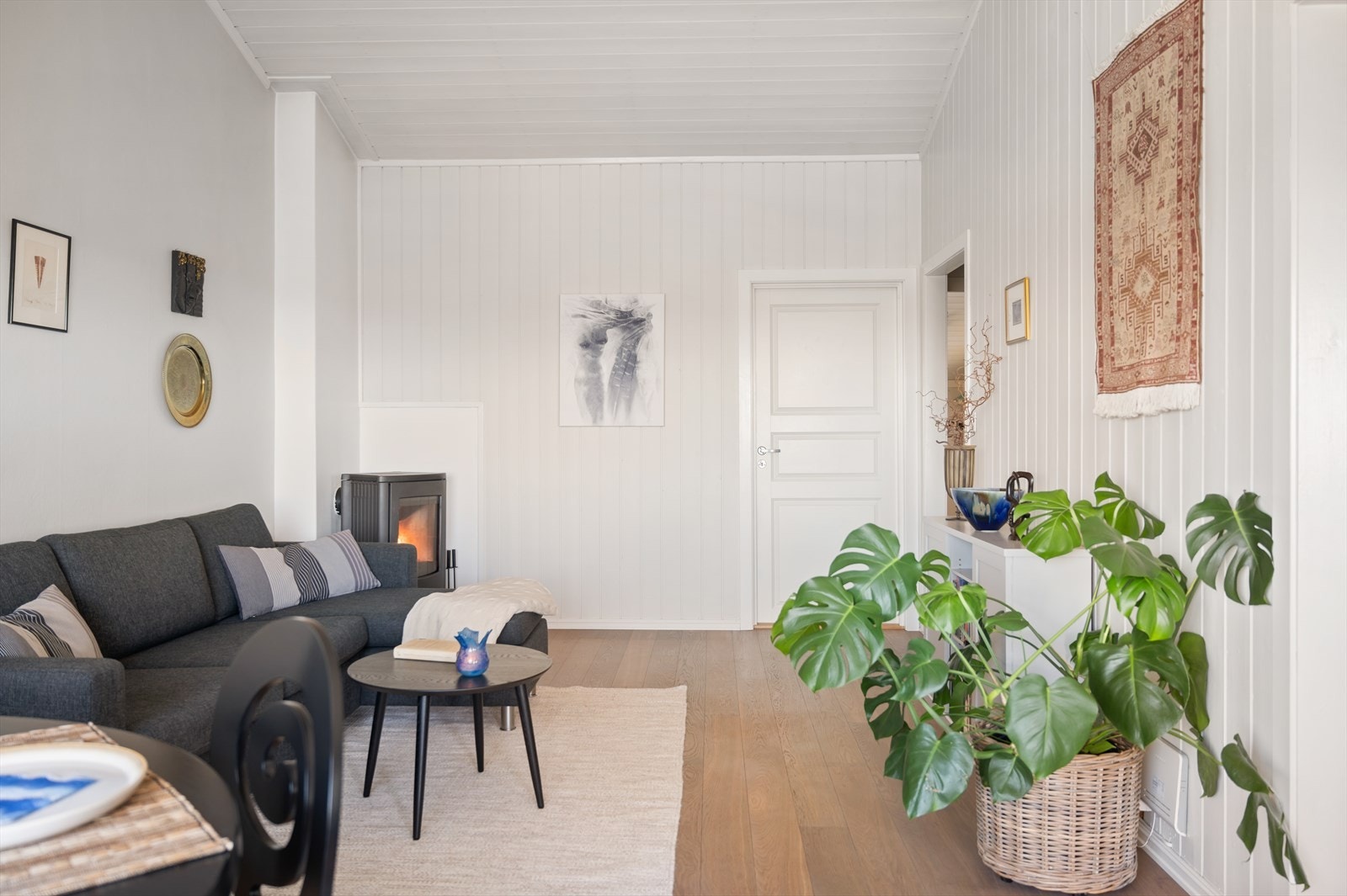 Med et slikt åpent oppholdsrom kan du enkelt invitere venner og familie på hyggelige måltider således som for avslapping i sofakroken. Galleribilde