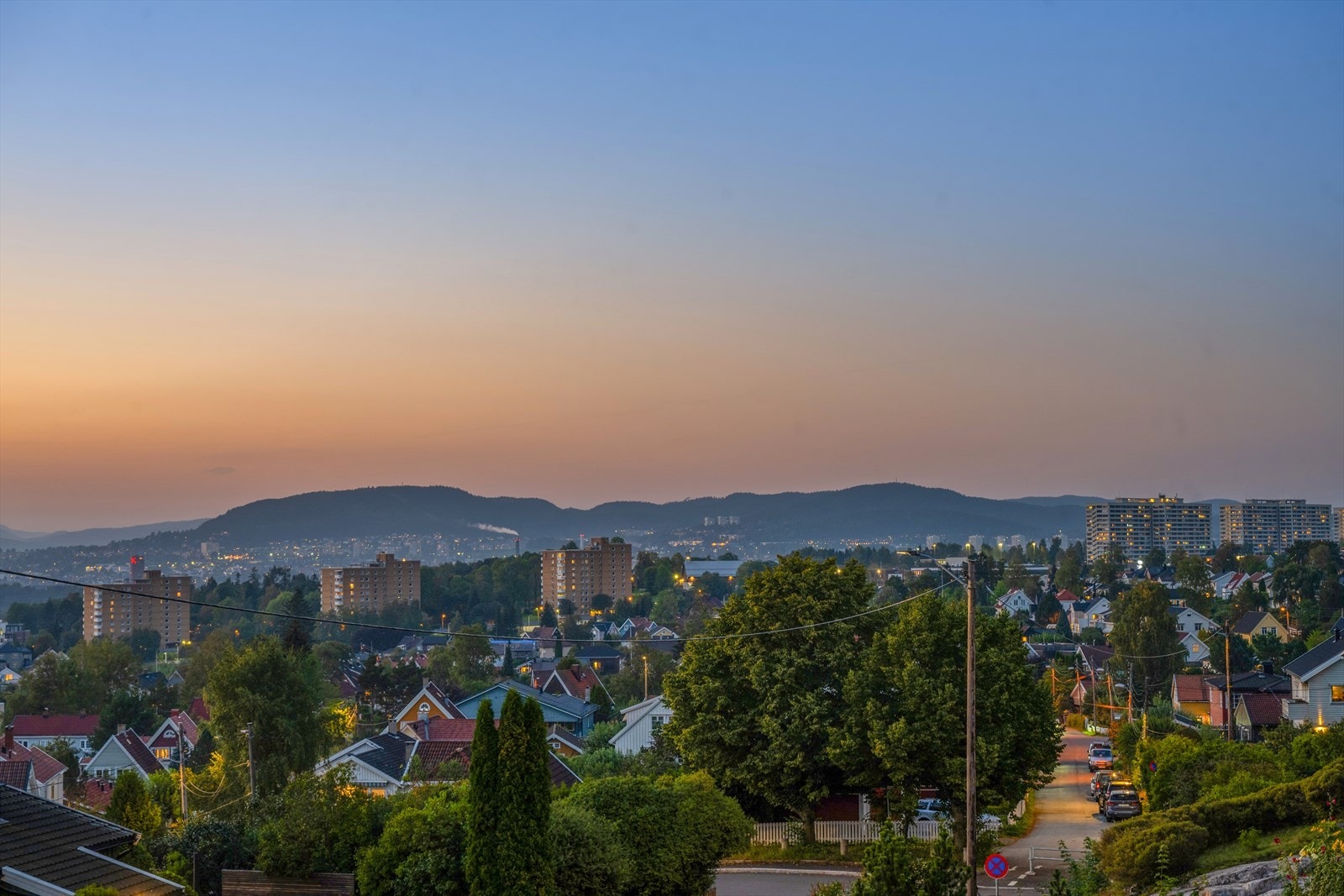 Eiendommen finner du med stille beliggenhet i en blindvei og ideell plassering med 5 minutter å gå til T-banen. Galleribilde