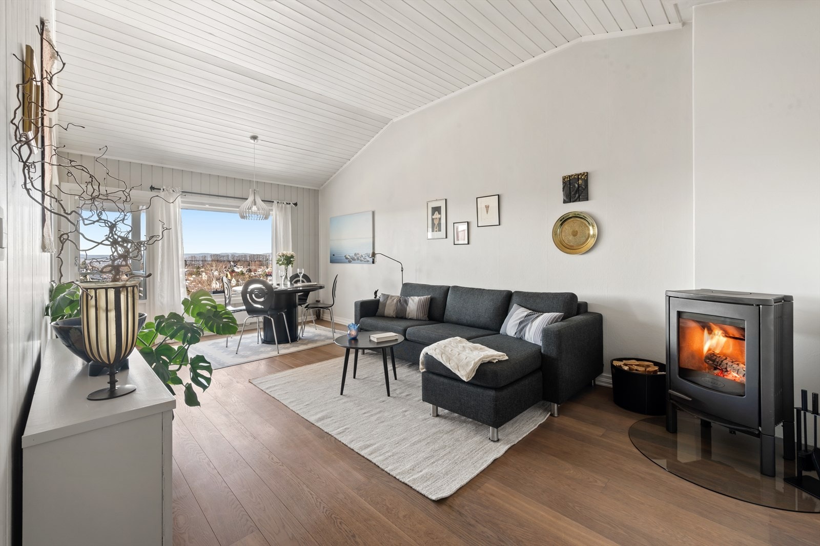 De generøse vindusflatene slipper inn godt med naturlig lys og skaper en luftig atmosfære i boligen. Galleribilde