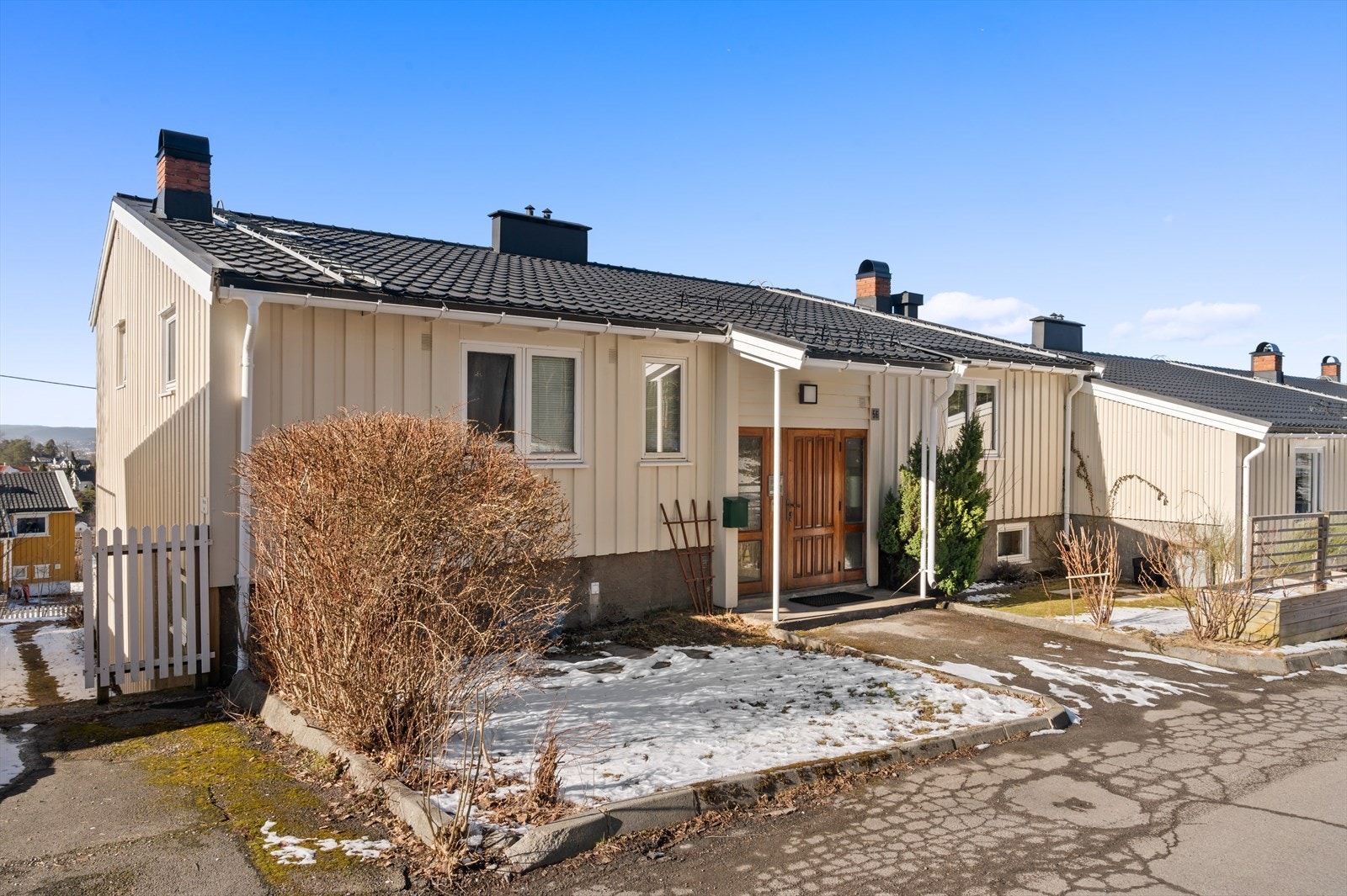 Hyggelig inngangsparti. På denne siden er det morgen- og formiddagssol. Galleribilde