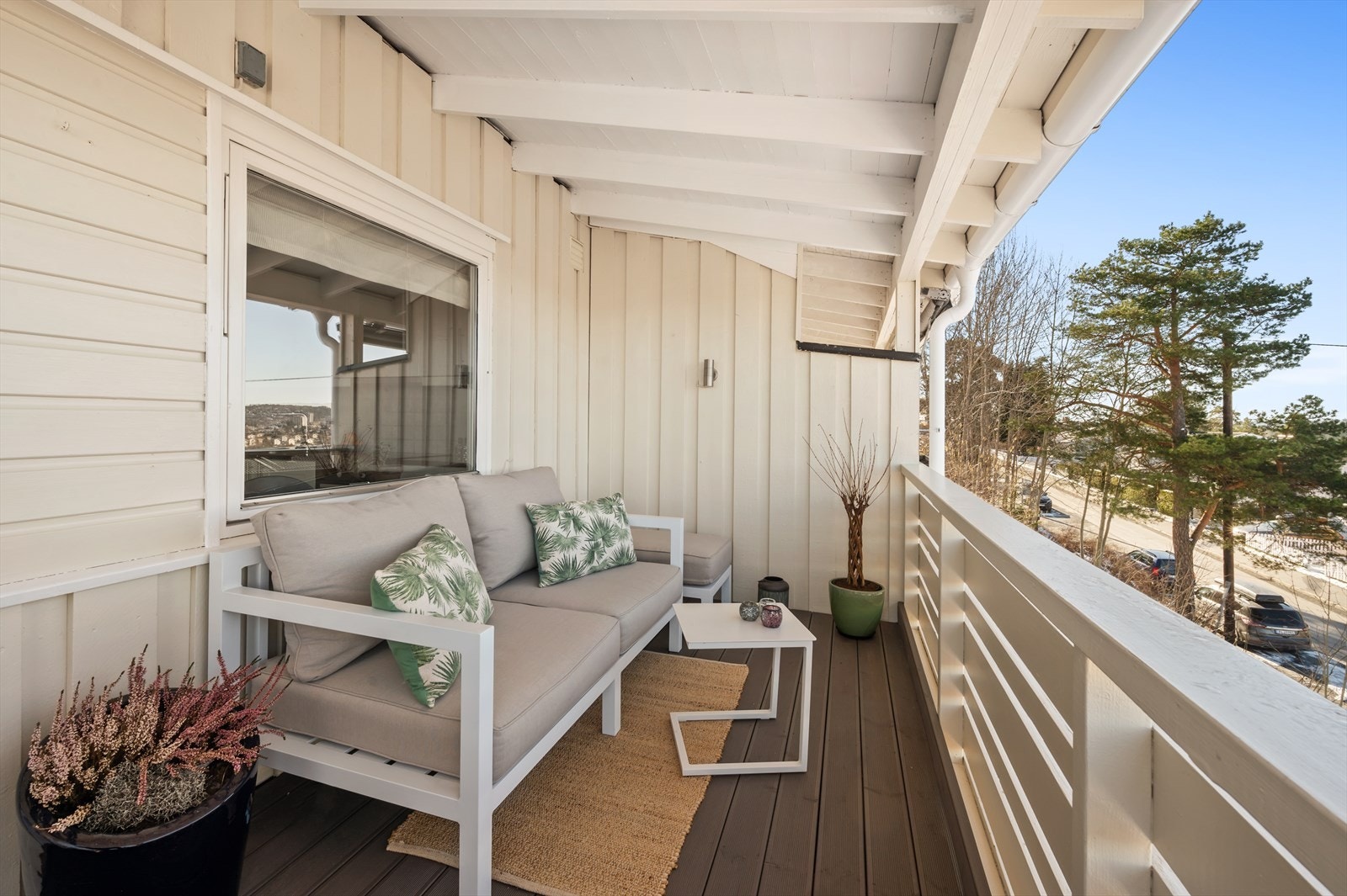 Fra stuen er det utgang til en vestvendt veranda. Galleribilde