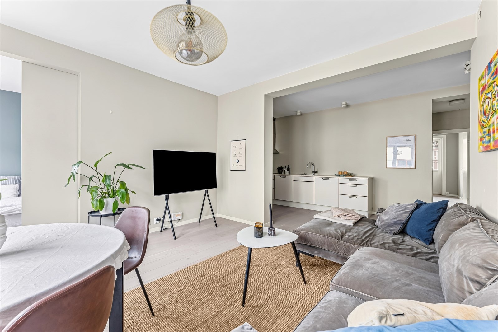 Kjøkkenet ligger i en delvis åpen løsning med stuen Galleribilde