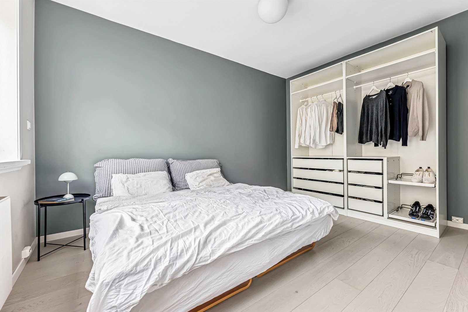 Rommet er fint malt i en behagelig farge Galleribilde