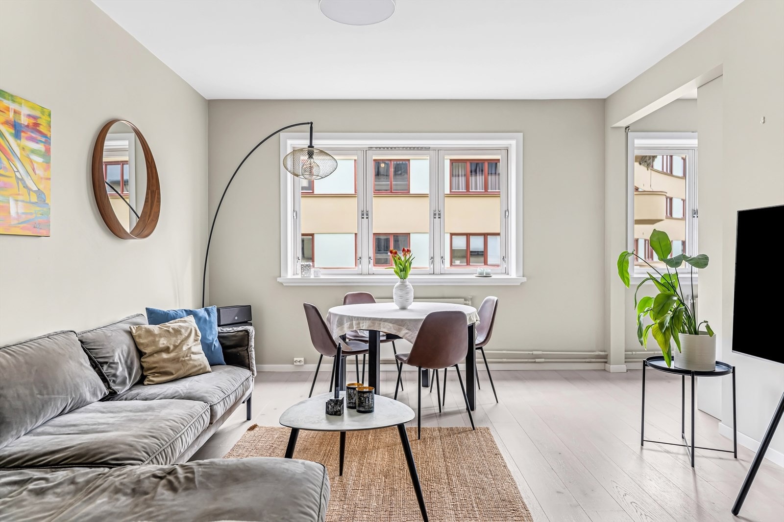 Store klassiske vindusflater i en klassisk bygård på populære Bislett Galleribilde