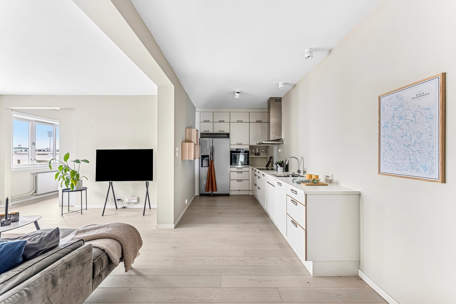 Tidløst kjøkken med gode oppbevaringsmuligheter i skap som går fra gulv til tak! Galleribilde