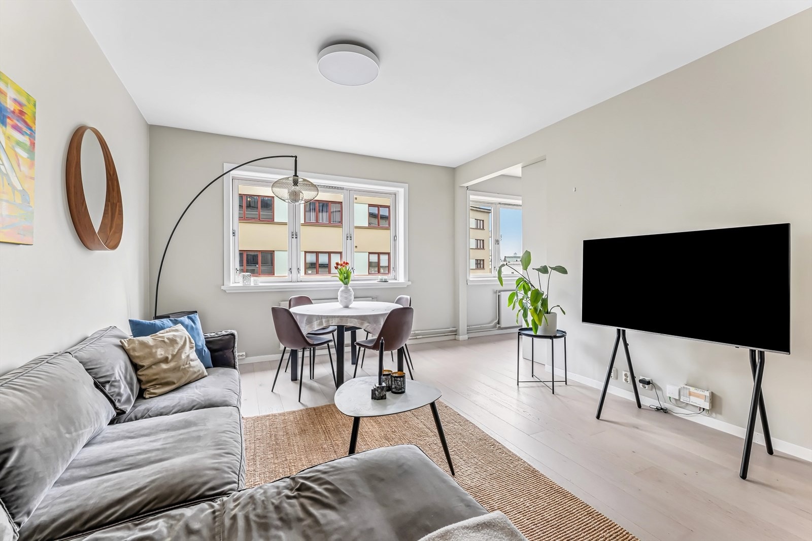 Her får du en nydelig stue med parkett på gulv og sletter overflater på vegger Galleribilde