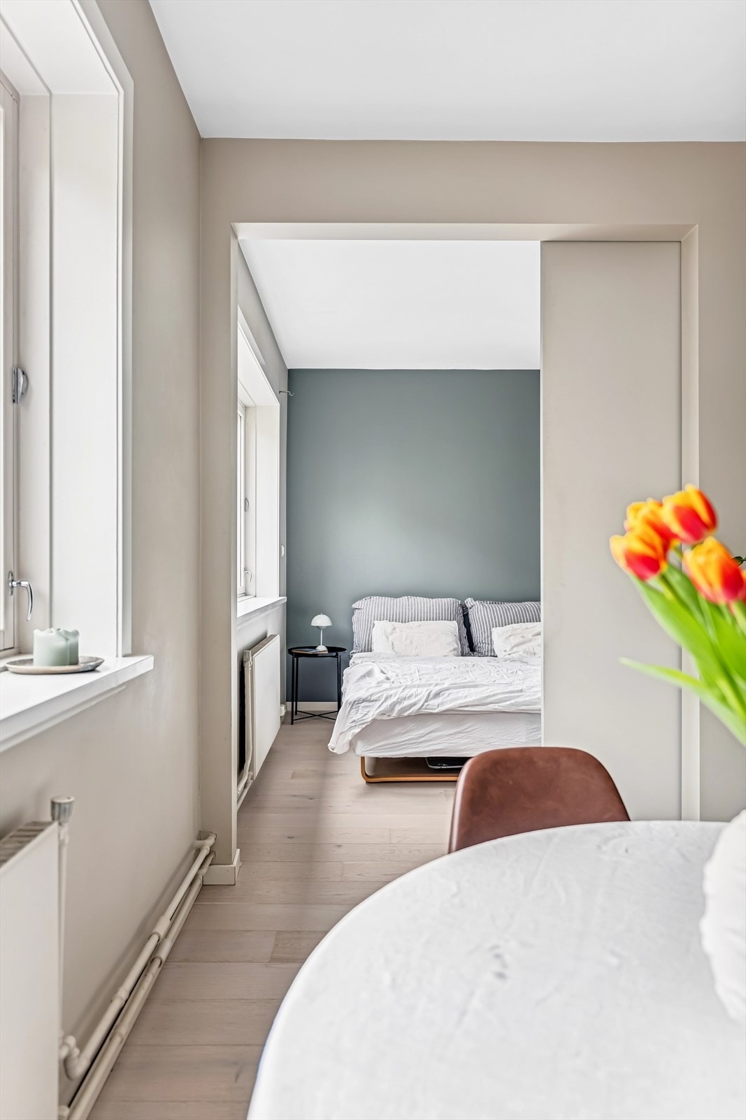 Leiligheten har to innbydende soverom med god plass til seng og garderobeløsning Galleribilde