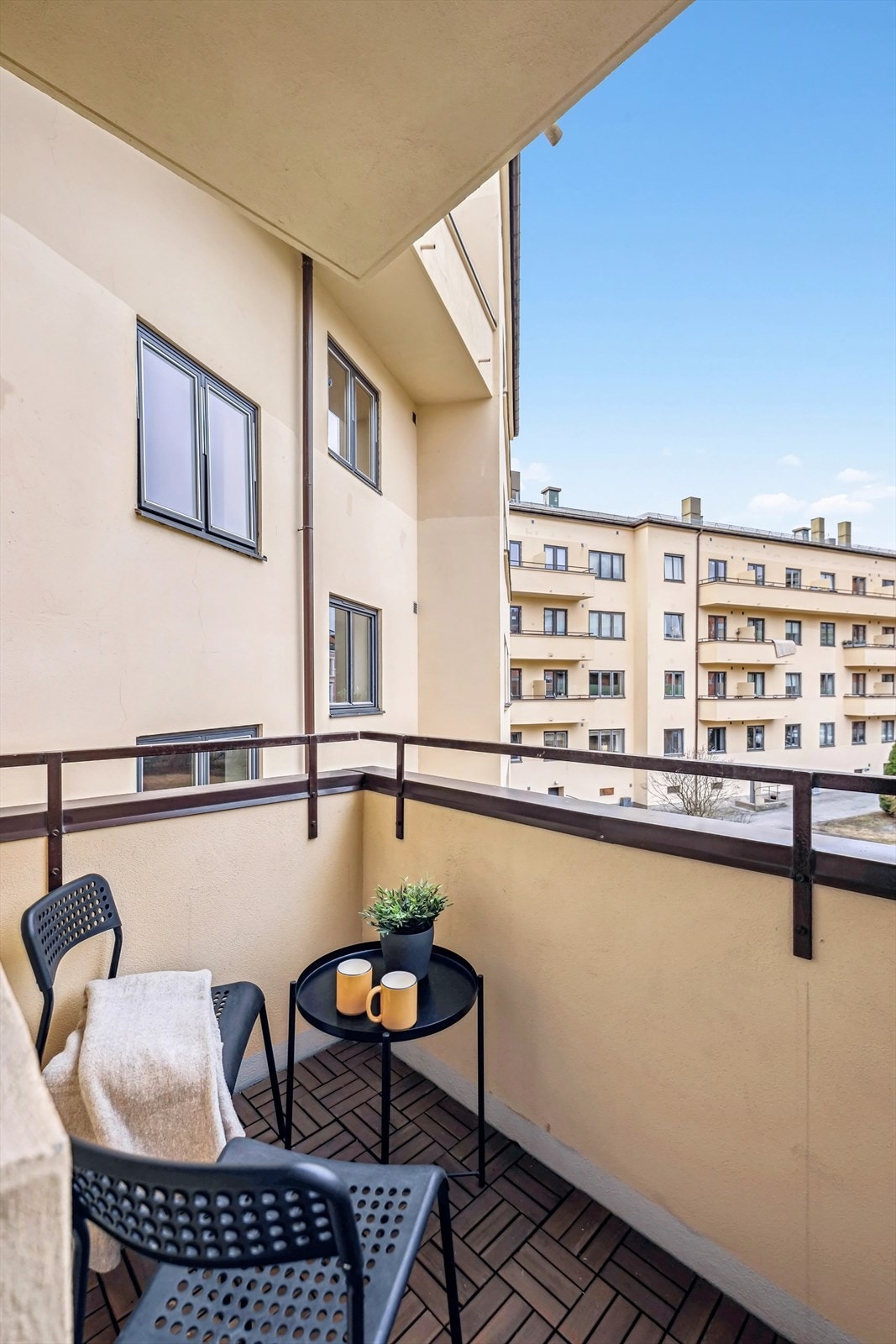 Balkongen er på 3m² og vender nord-vest! Galleribilde