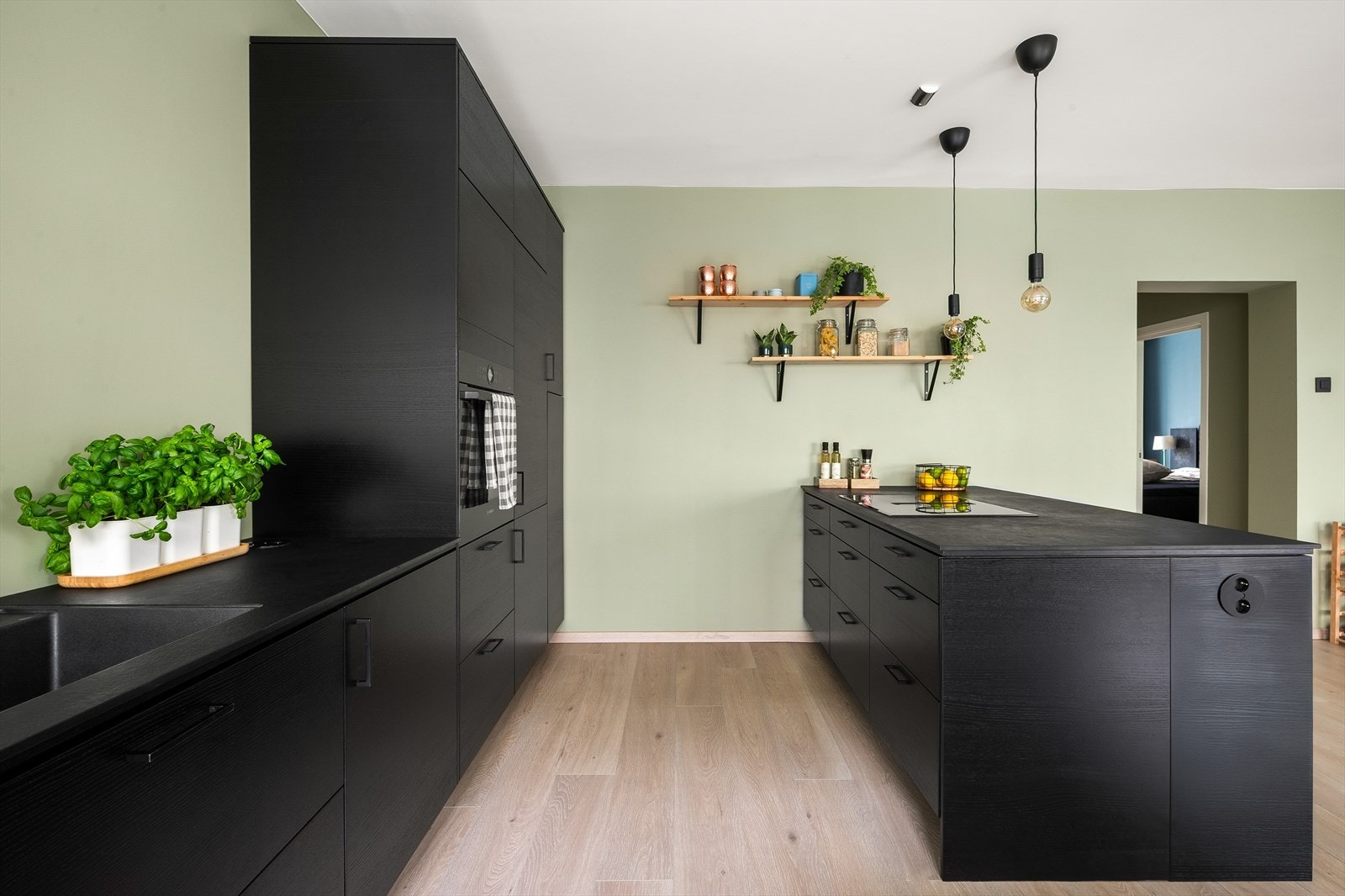 Overflatene er i lyse, harmoniske farger, med laminat på gulv og vegger med listefrie overganger til himling. Galleribilde