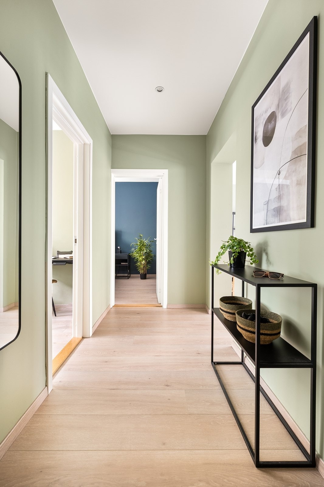 Entreen er i likhet med de øvrige rommene i boligen, smakfullt innredet med parkettgulv og tidsriktige fargevalg. Galleribilde