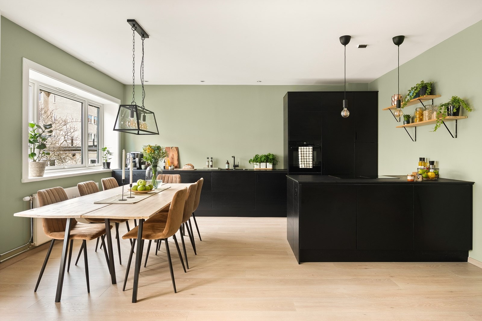 Kjøkkenet har en lekker innredning i stilrent design med god benke- og lagringsplass. Galleribilde