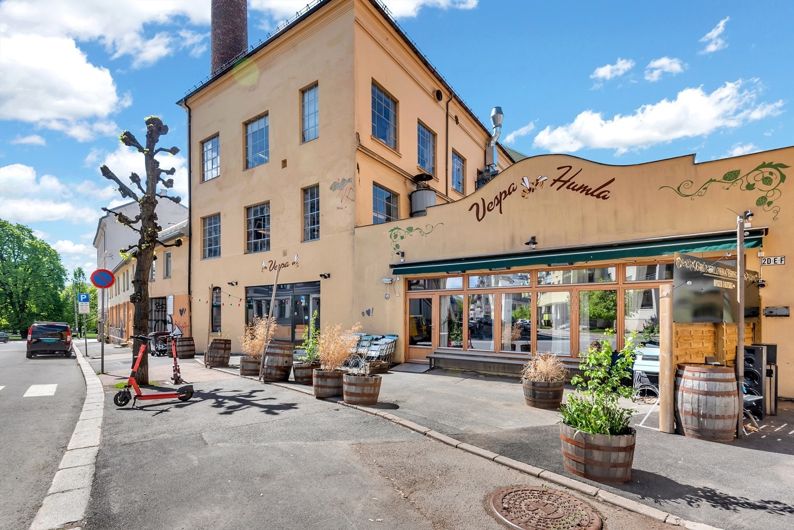 Grünerløkka er en av byens mest spennende og stemningsfulle bydeler med et rikt utvalg av kafeer, restauranter, gallerier samt store, frodige parker. Galleribilde
