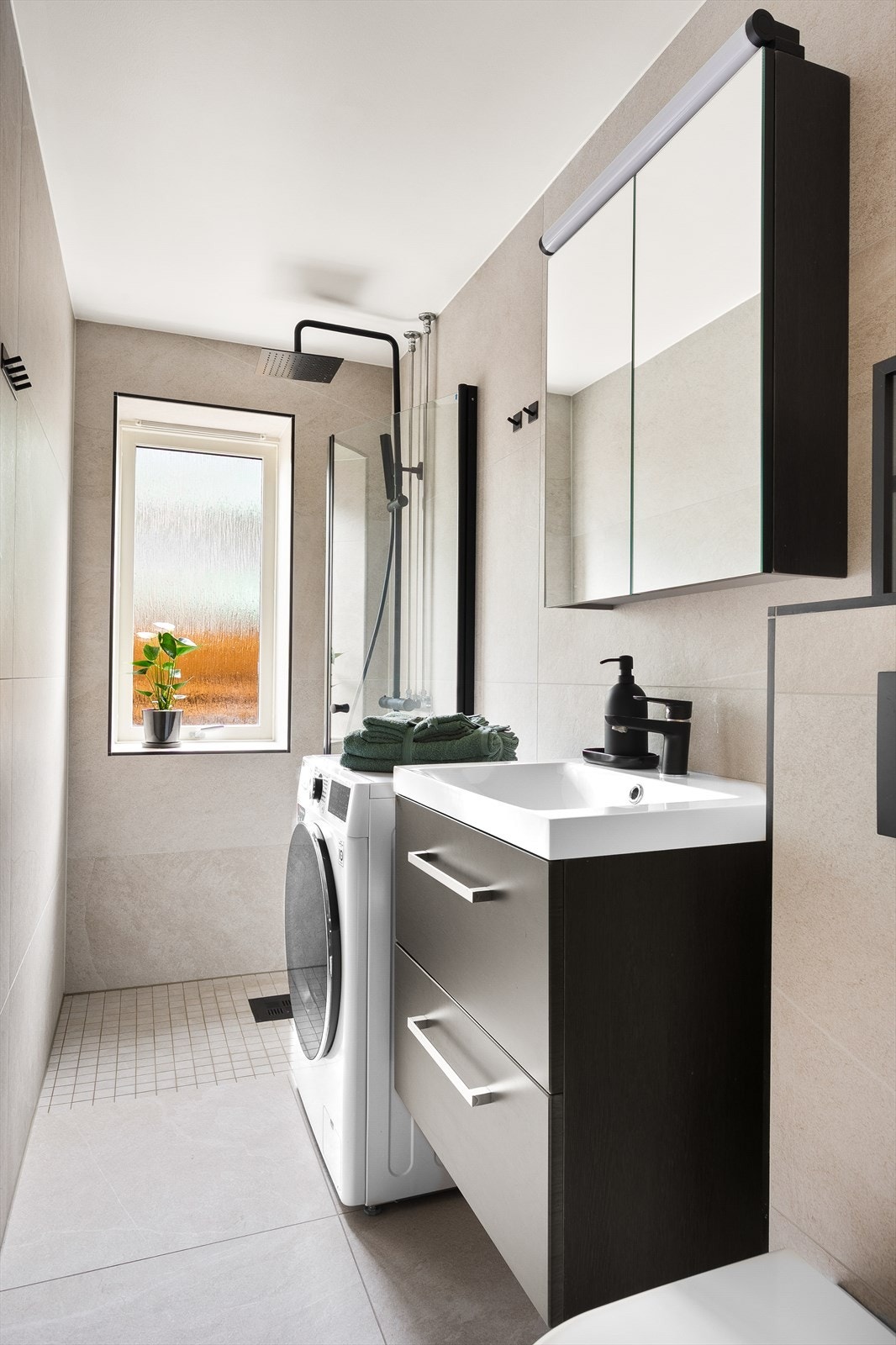 Pent, moderne bad med varme i gulv. Badet ble overflatebehandlet med flis på flis og nye innredninger i 2021. Galleribilde