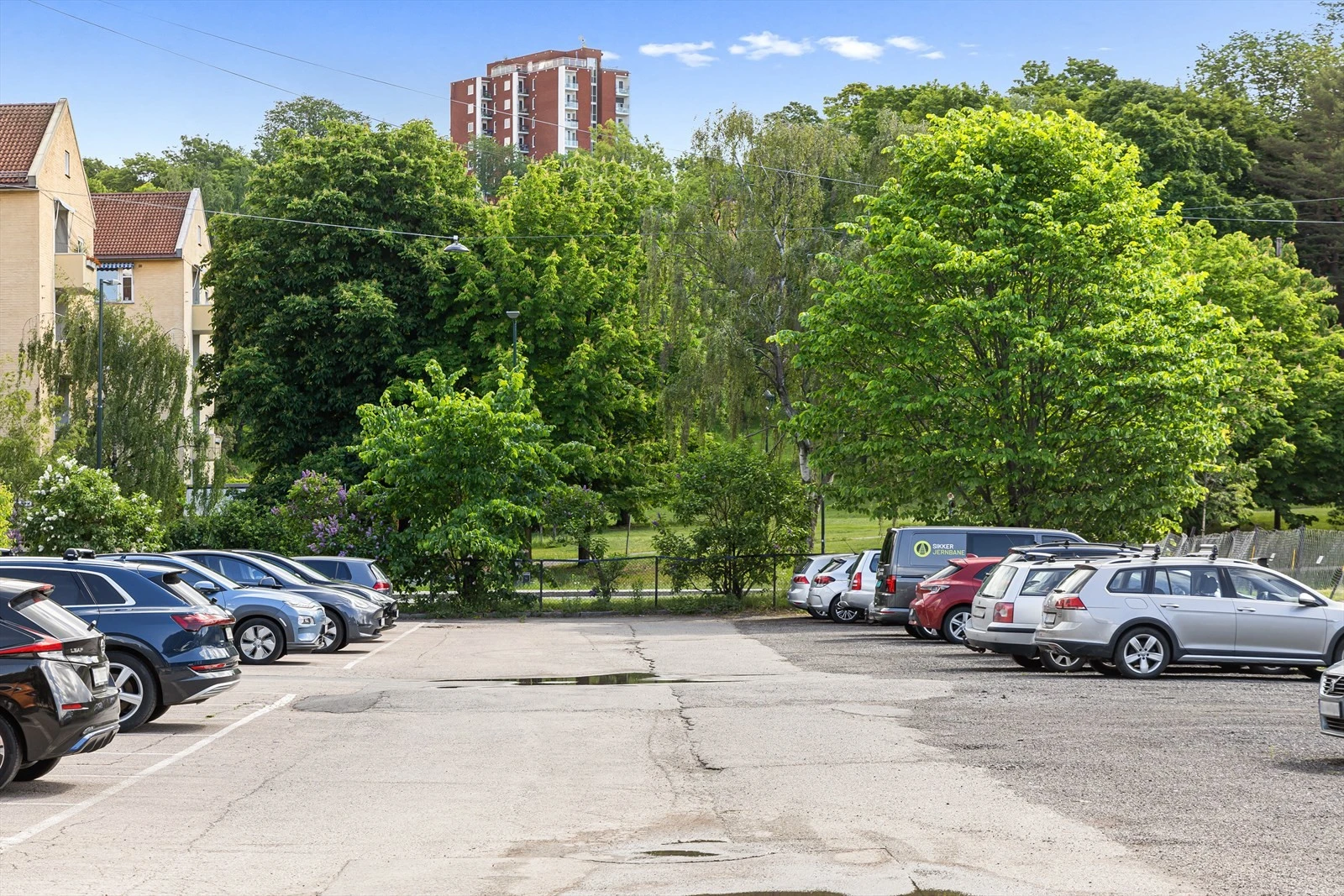 Borettslaget har 54 p-plasser som leies ut til beboerne etter venteliste. Galleribilde