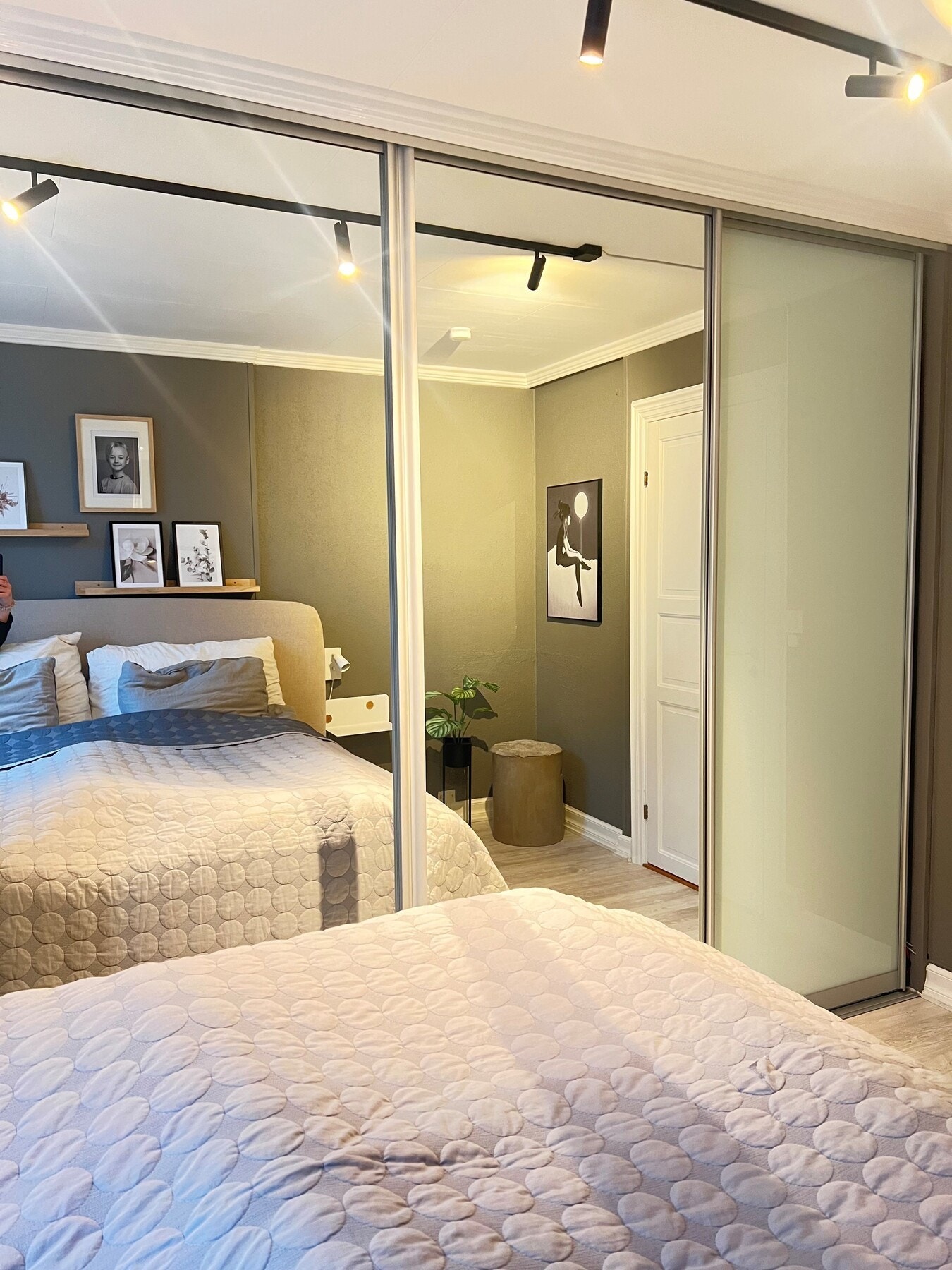 Rommet har mye oppbevaring i en romslig og plassbygd skyvedørsgarderobe med dels speilfronter. Galleribilde