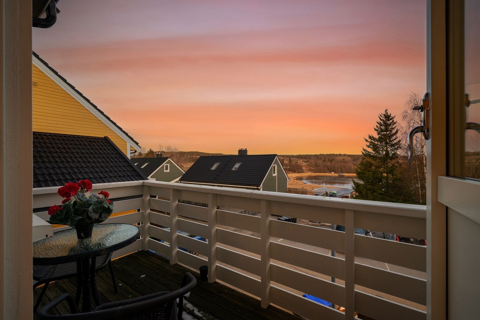 På både balkongen og terrassen kan du sitte utendørs i svært fredelige omgivelser, lite eksponert for innsyn. Galleribilde