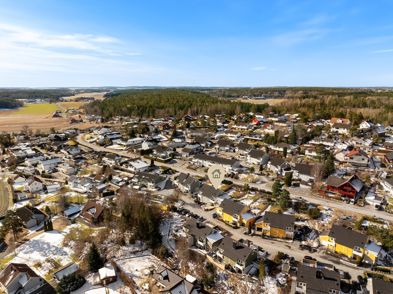 Boligen er en del av Lineveien Borettslag på Kjølshunn, et veletablert og utpreget barnevennlig nabolag. Galleribilde