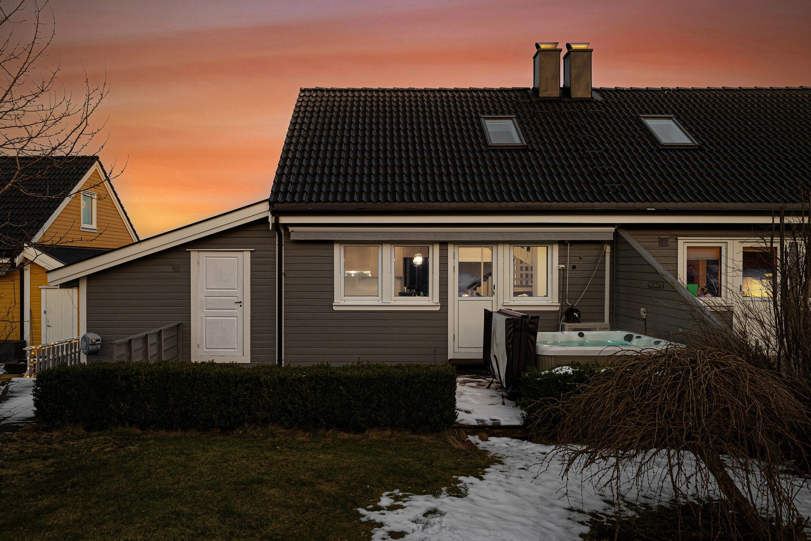 På terrassen er det midtsommers sol fra tidlig ettermiddag og nærmest til solen går ned. Boblekar fra kvalitetsprodusent medfølger. Galleribilde