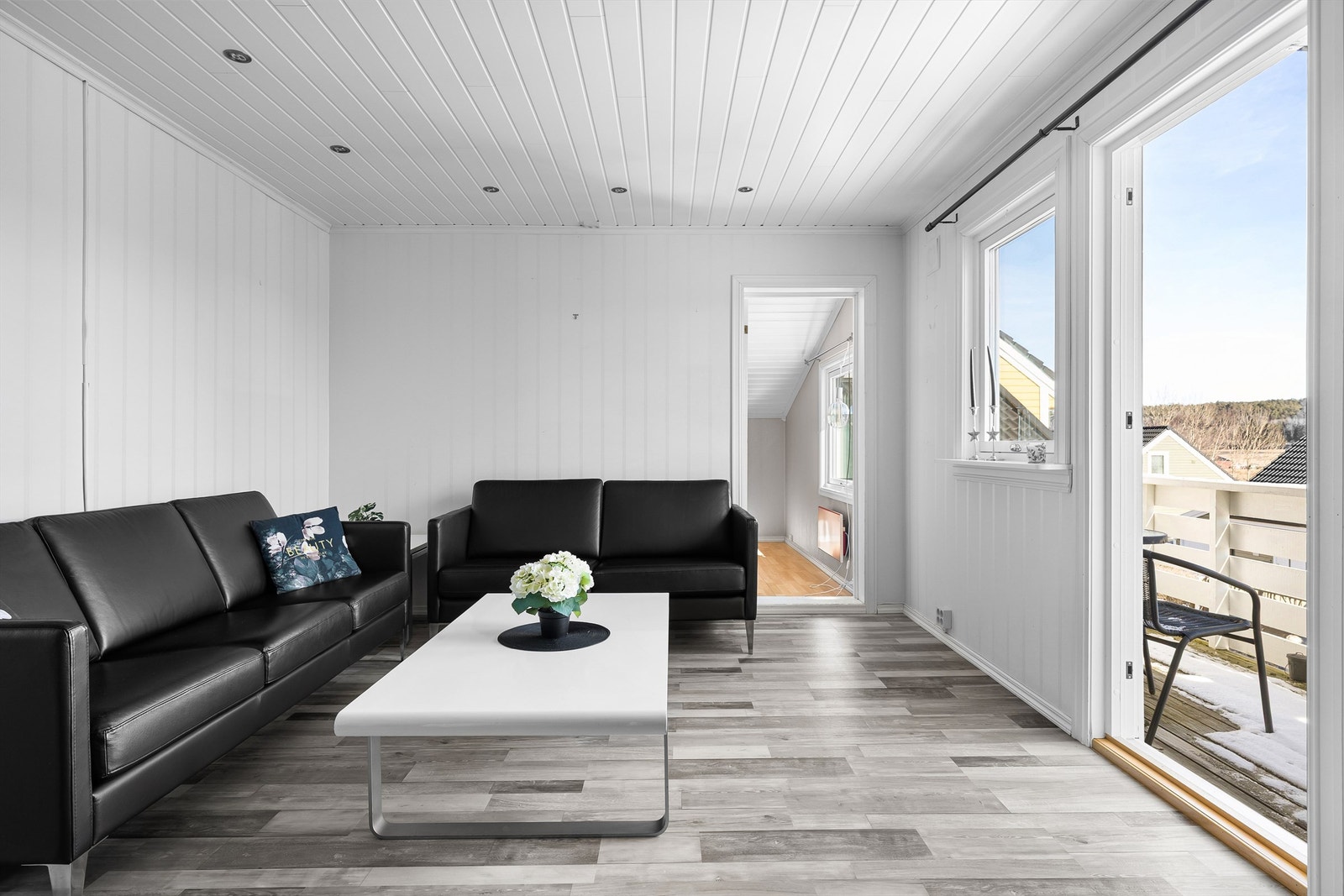 Et ekstra rom til første etasje er i tidligere år oppført over garasjen og tilknyttet stuen. Galleribilde