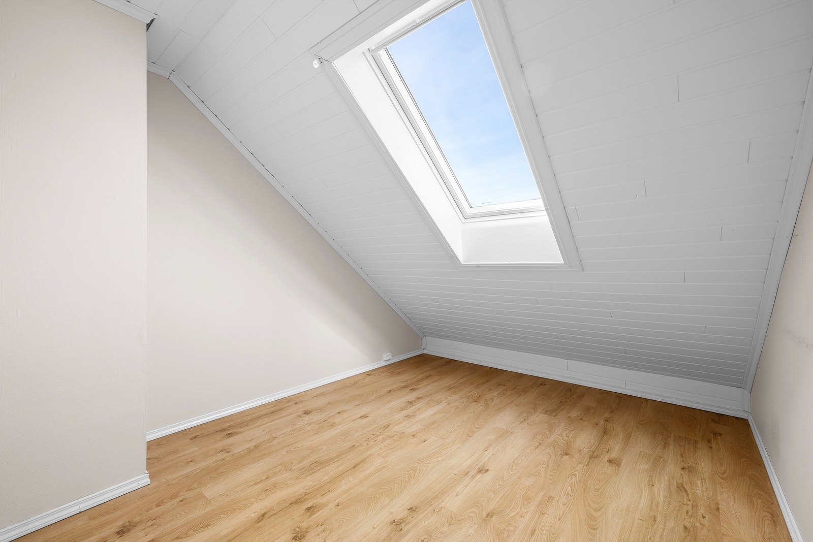Størrelsesmessig er loftsetasjens to soverom velegnet som barne-ungdomsrom. Galleribilde