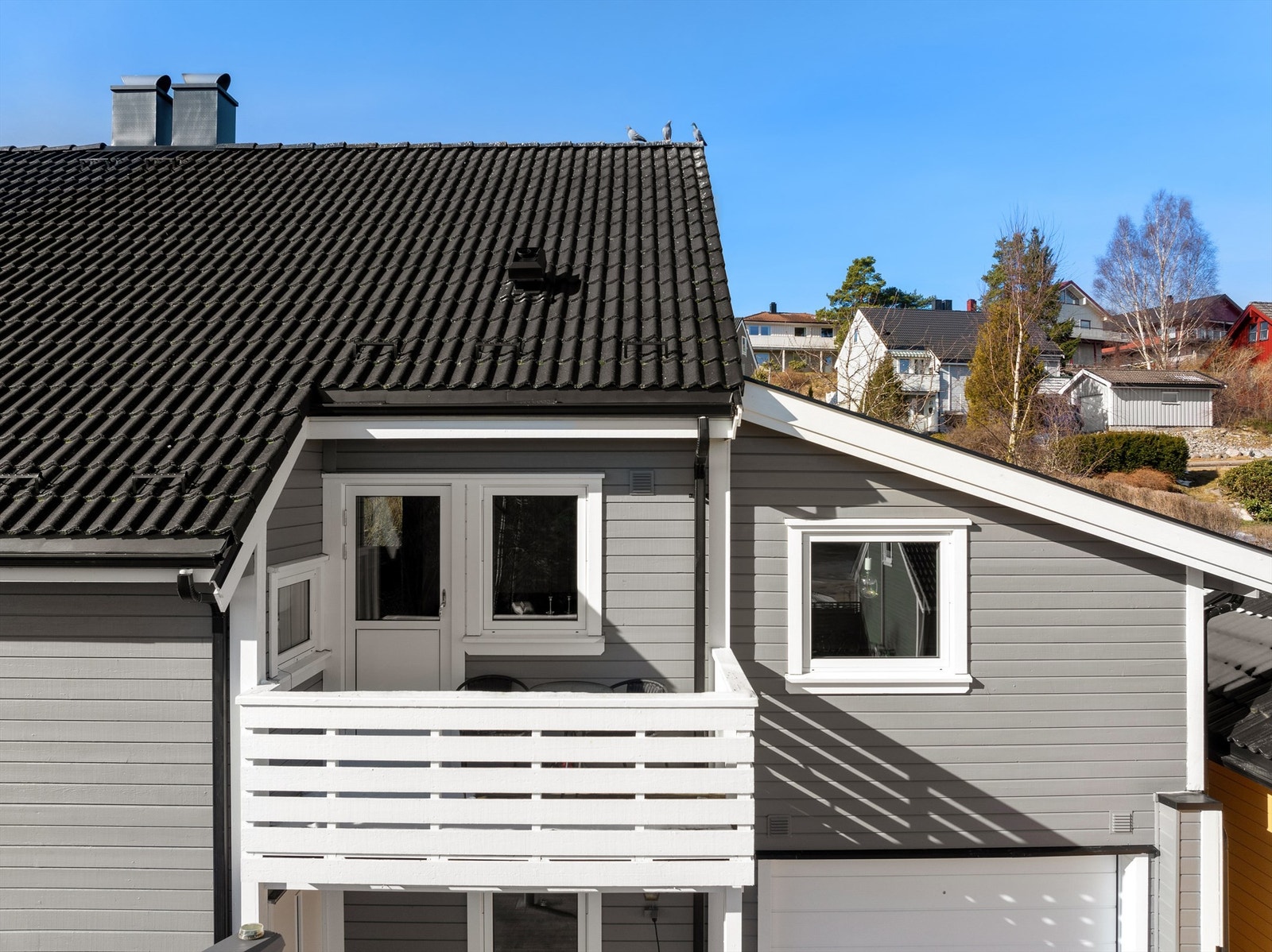 Balkong på østsiden og terrasse samt hage på vestsiden sikrer tilgang til solen dagen lang. Galleribilde