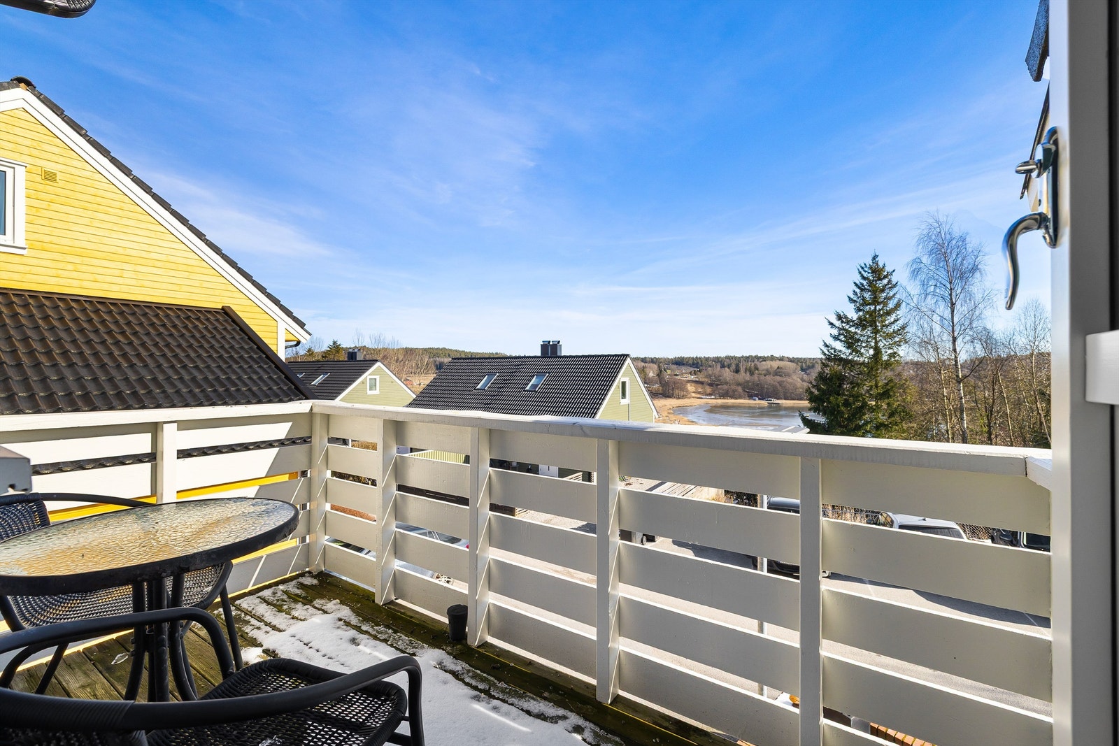 Midtsommers er solen på balkongen allerede fra den står opp over åsen i øst, frem til tidlig ettermiddag. Galleribilde