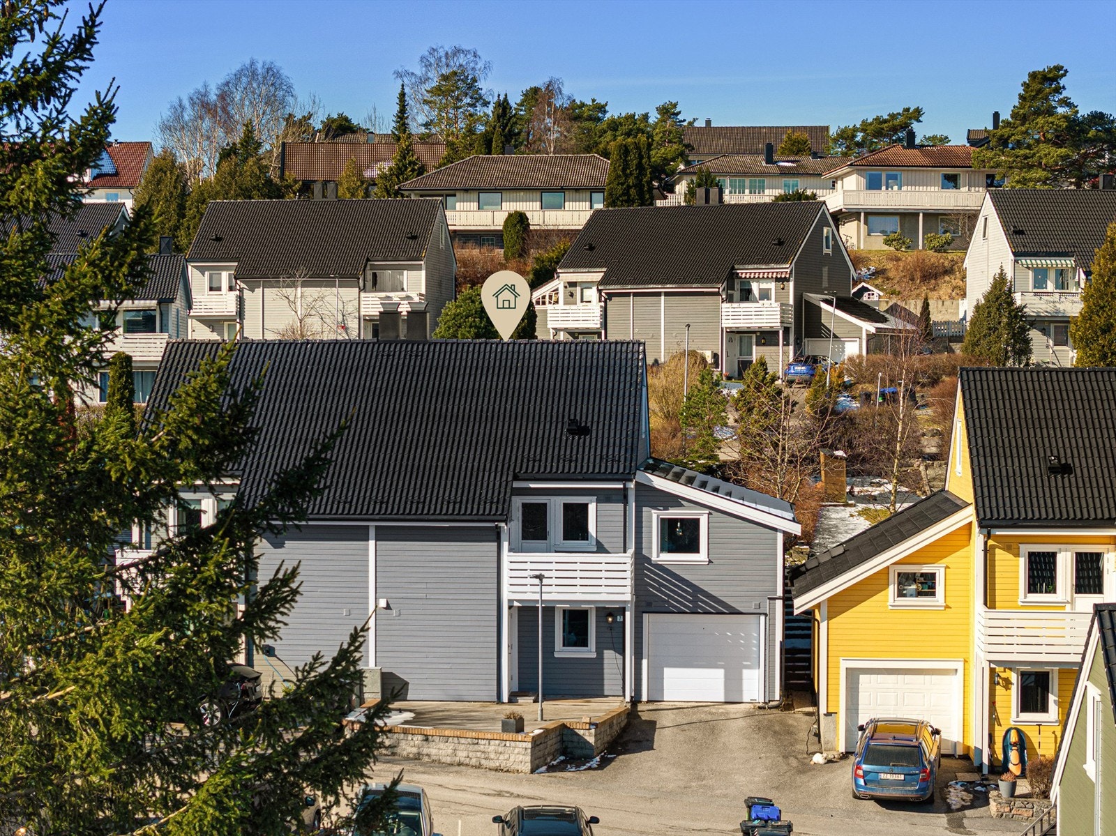 #7 utgjør tomannsboligens nordre halvdel og inneholder en funksjonell romløsning over totalt tre etasjer. Galleribilde