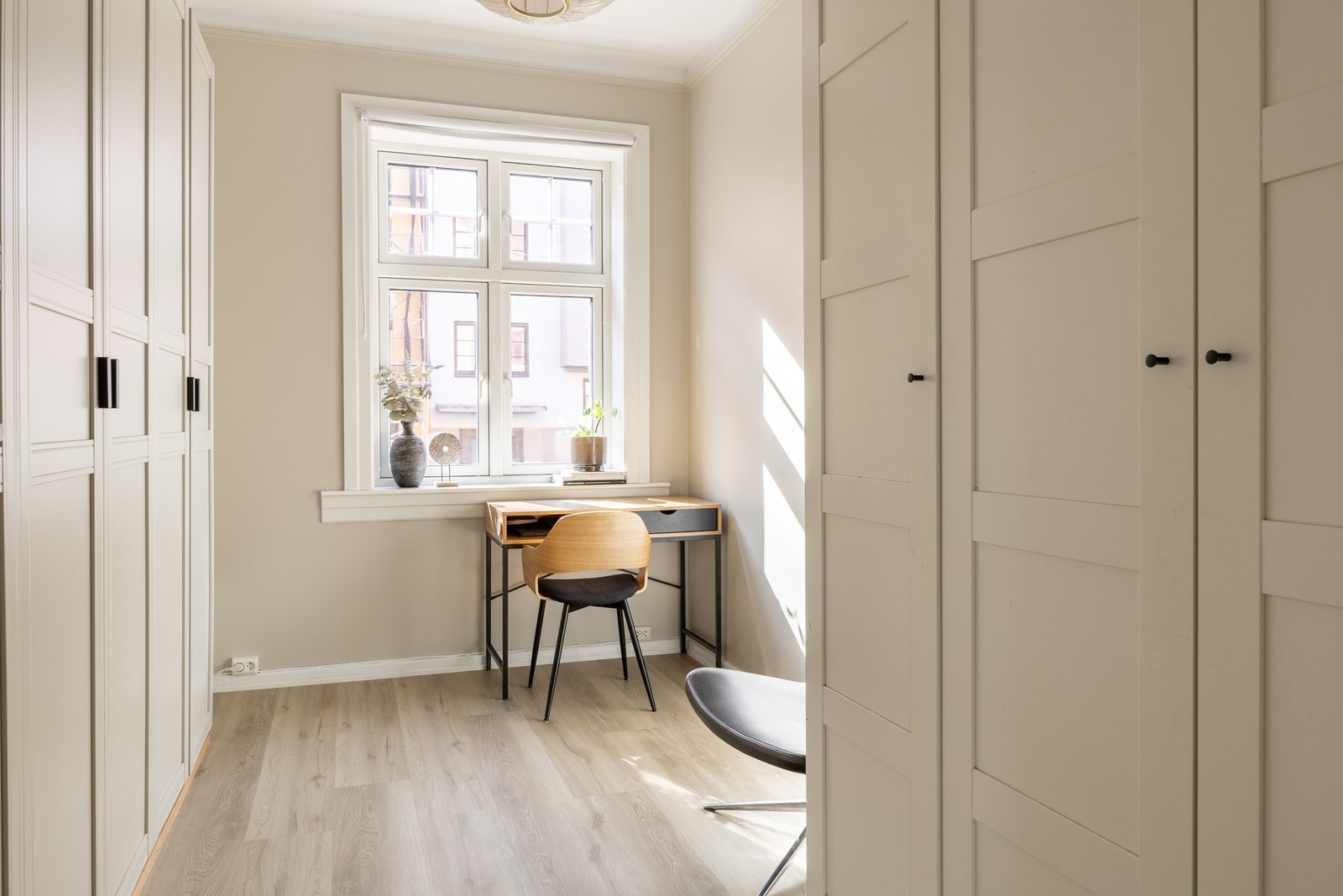 Soverommet er lyst og luftig med plass til dobbeltseng og nattbord på hver side. Galleribilde