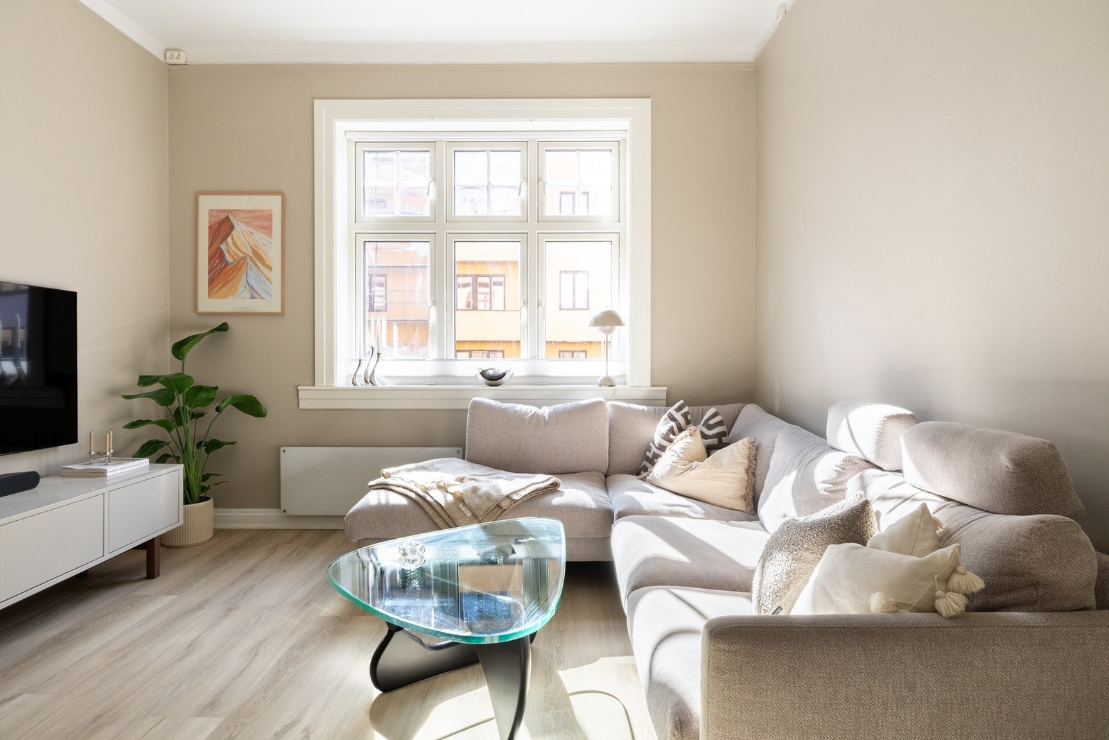 Leiligheten er lys og innbydende. Galleribilde