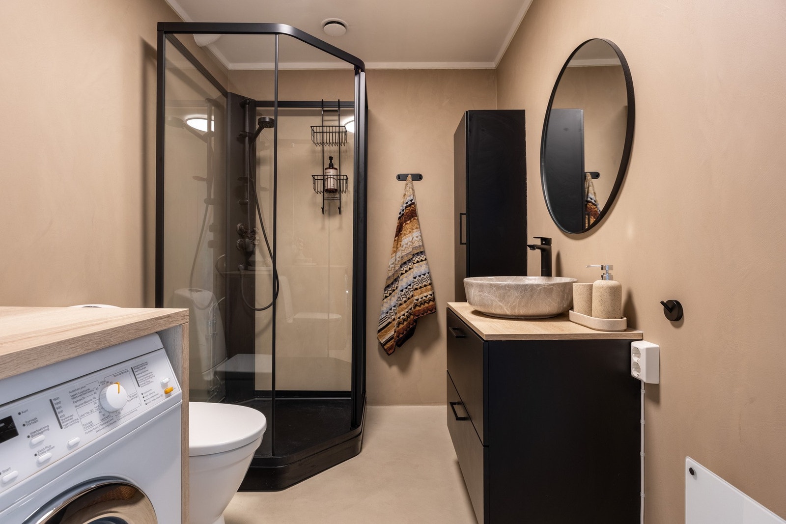 Videre har leiligheten et pent bad, pusset opp i 2023 av fagfolk. Galleribilde