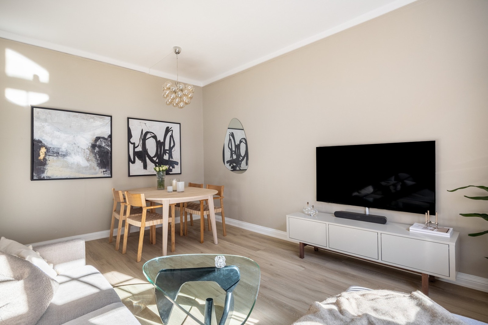 Stuen er romslig og det er enkelt å innrede. Galleribilde