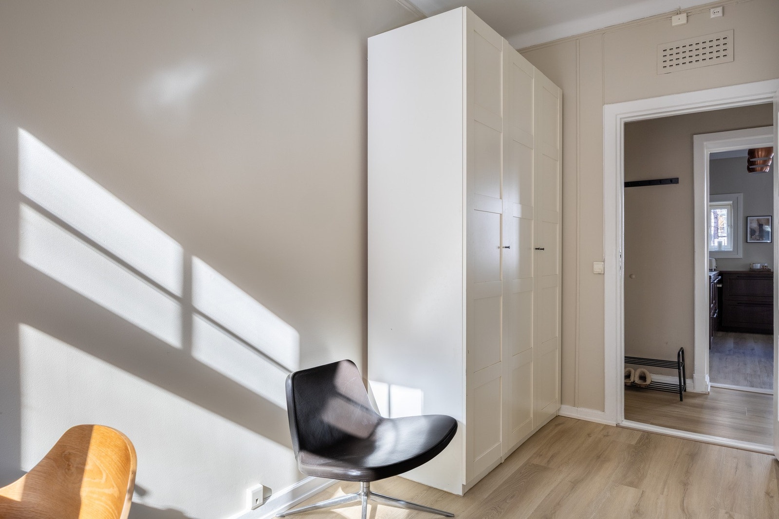 Stort garderobeskap. Galleribilde