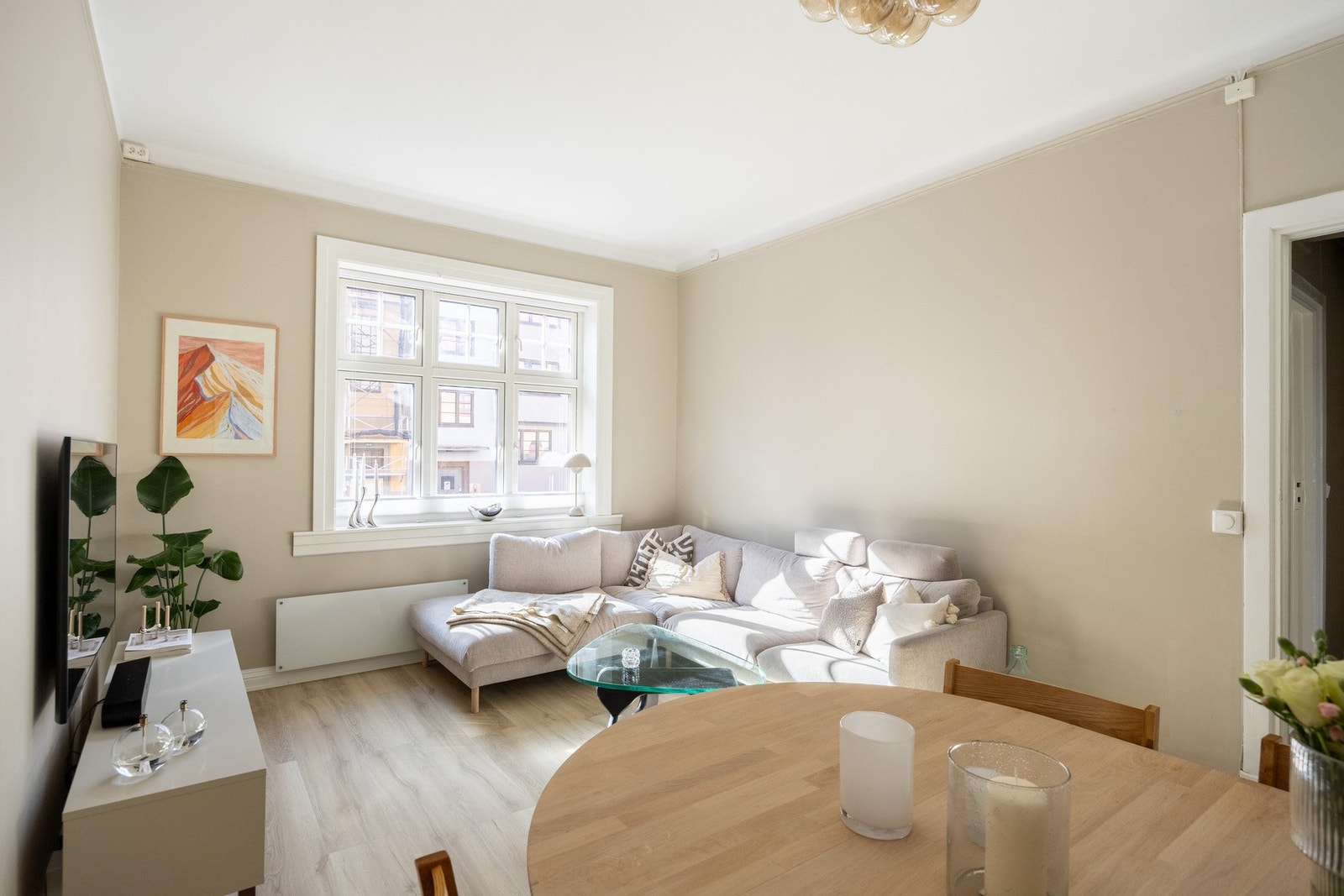 Store vindusflater slipper inn rikelig med naturlig lys. Galleribilde