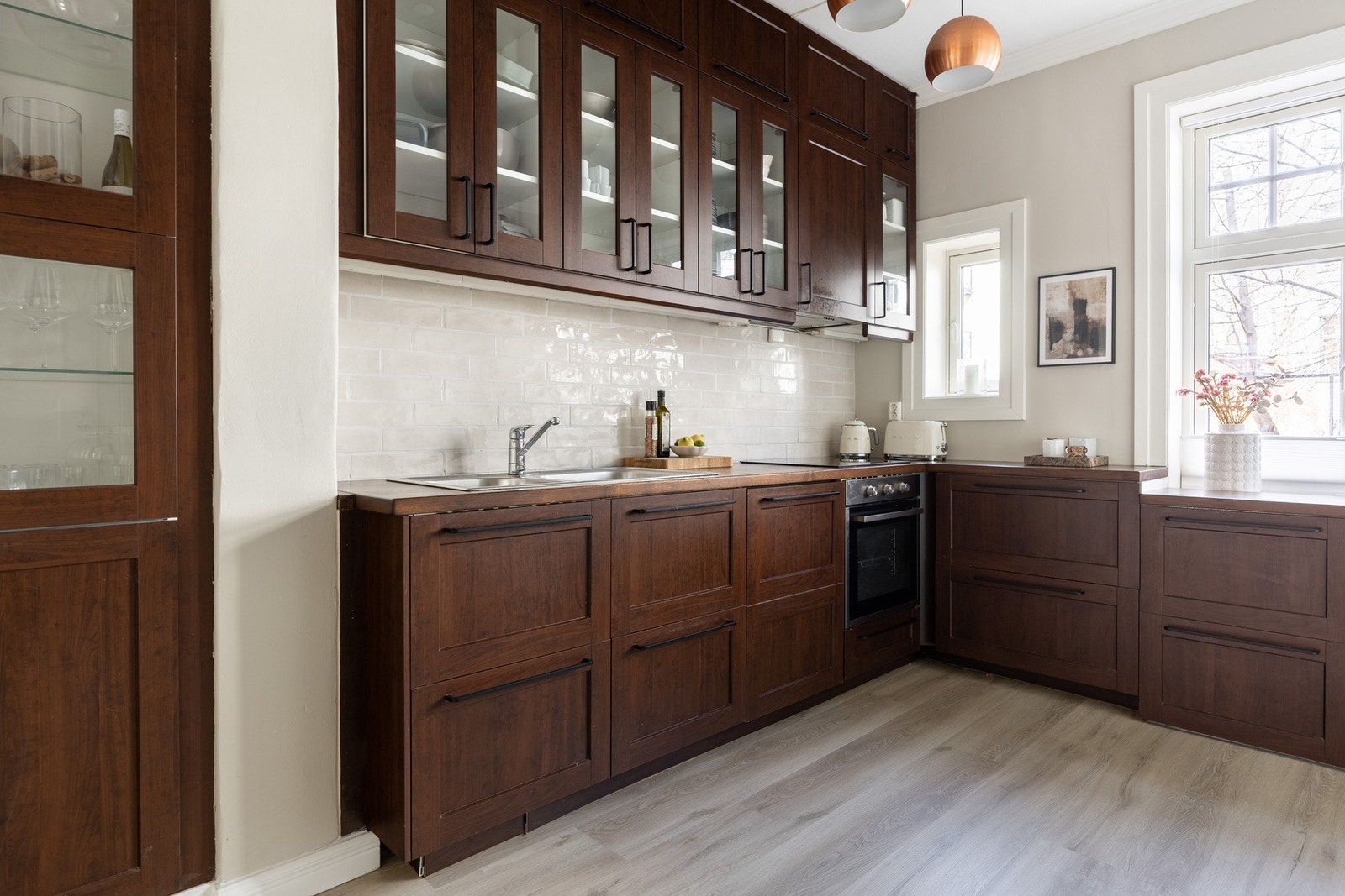 Kjøkkenet har tidsmessig innredning fra IKEA (2016). Galleribilde