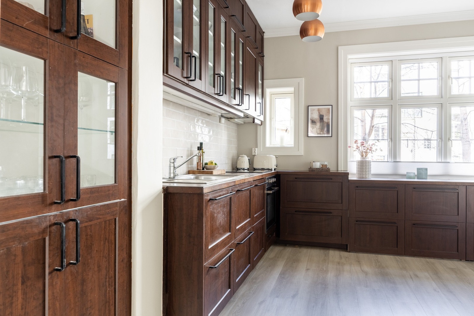 Stort separat kjøkken med rikelig av oppbevaringsplass. Galleribilde