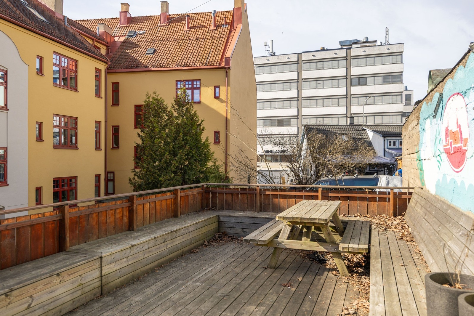 Den skjermede og rolige bakgården ga også en ekstra kvalitet til boligen, et sted hvor man kan trekke seg tilbake og nyte stillheten midt i byen. Galleribilde
