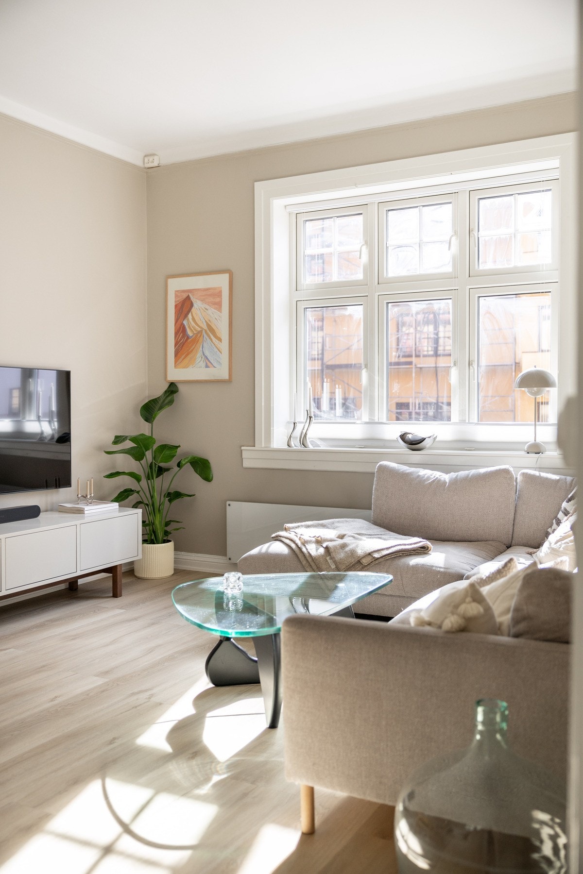 Leiligheten ligger i en høy 1. etasje uten sjenerende innsyn. Galleribilde