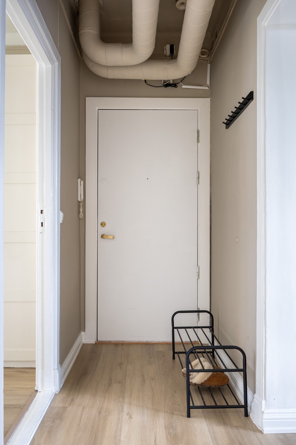 Entré med plass for klesoppheng og oppbevaring. Galleribilde