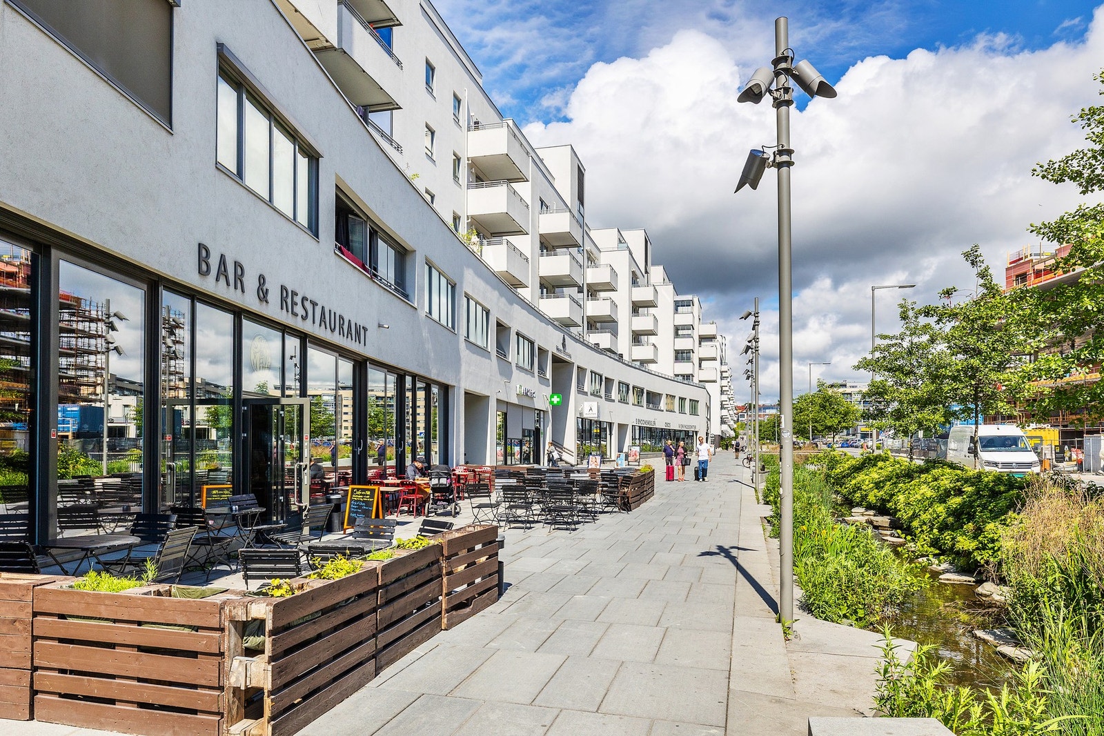 Lang Gladengveien finner du bl.a. Kiwi, Rema1000, Europris, Apotek, samt flere hyggelige serveringssteder. Galleribilde