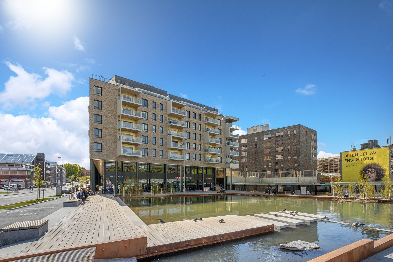 På Ensjø Torg finner du bl.a. t-bane, Åpen Bakeri, Sushi restaurant og Spar-butikk, Galleribilde