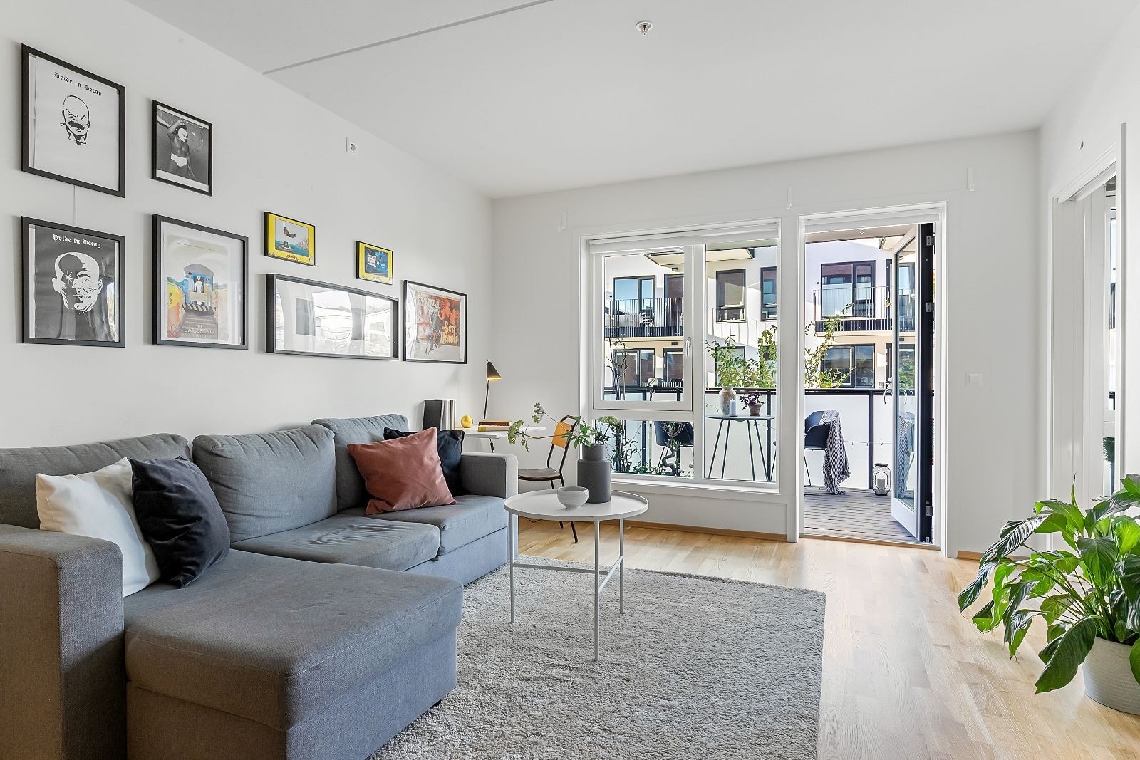 Stuen er romslig og har plass til både sofagruppe og annet møblement. Galleribilde