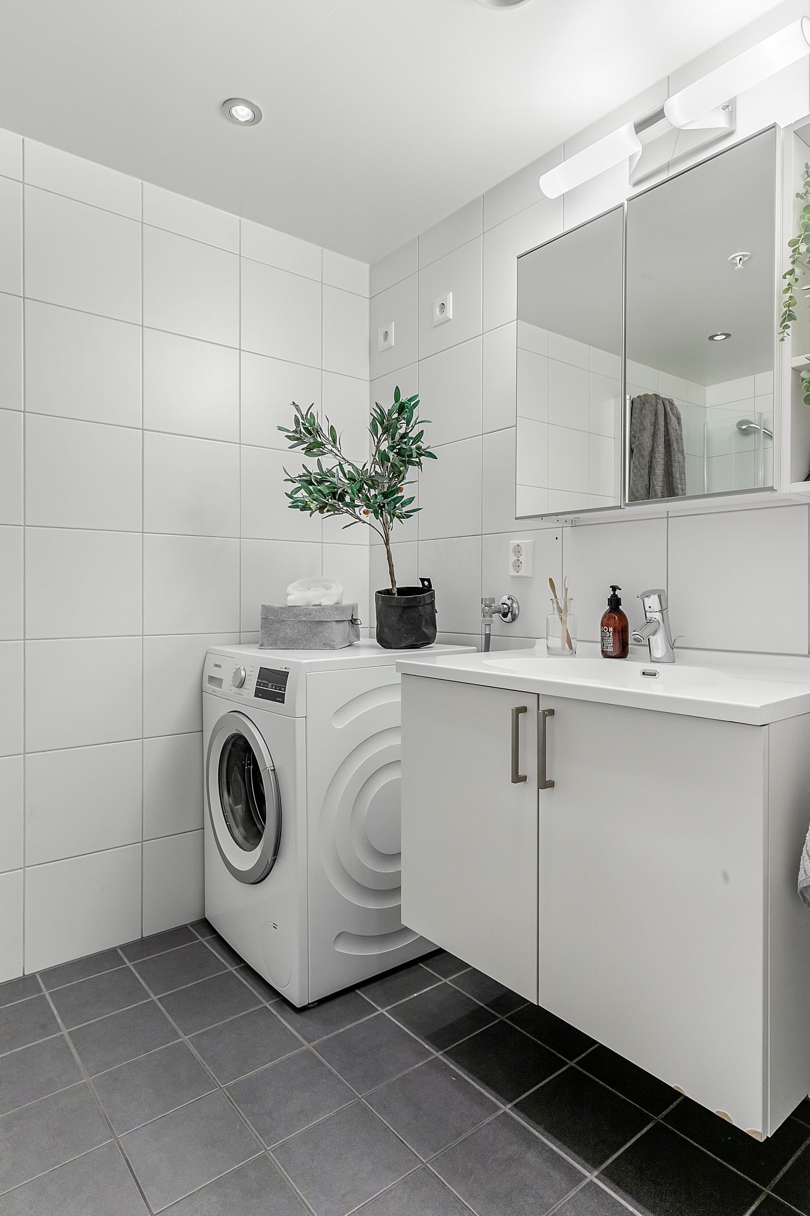 Pent flislagt baderom med varme i gulv og opplegg for vaskemaskin. Galleribilde
