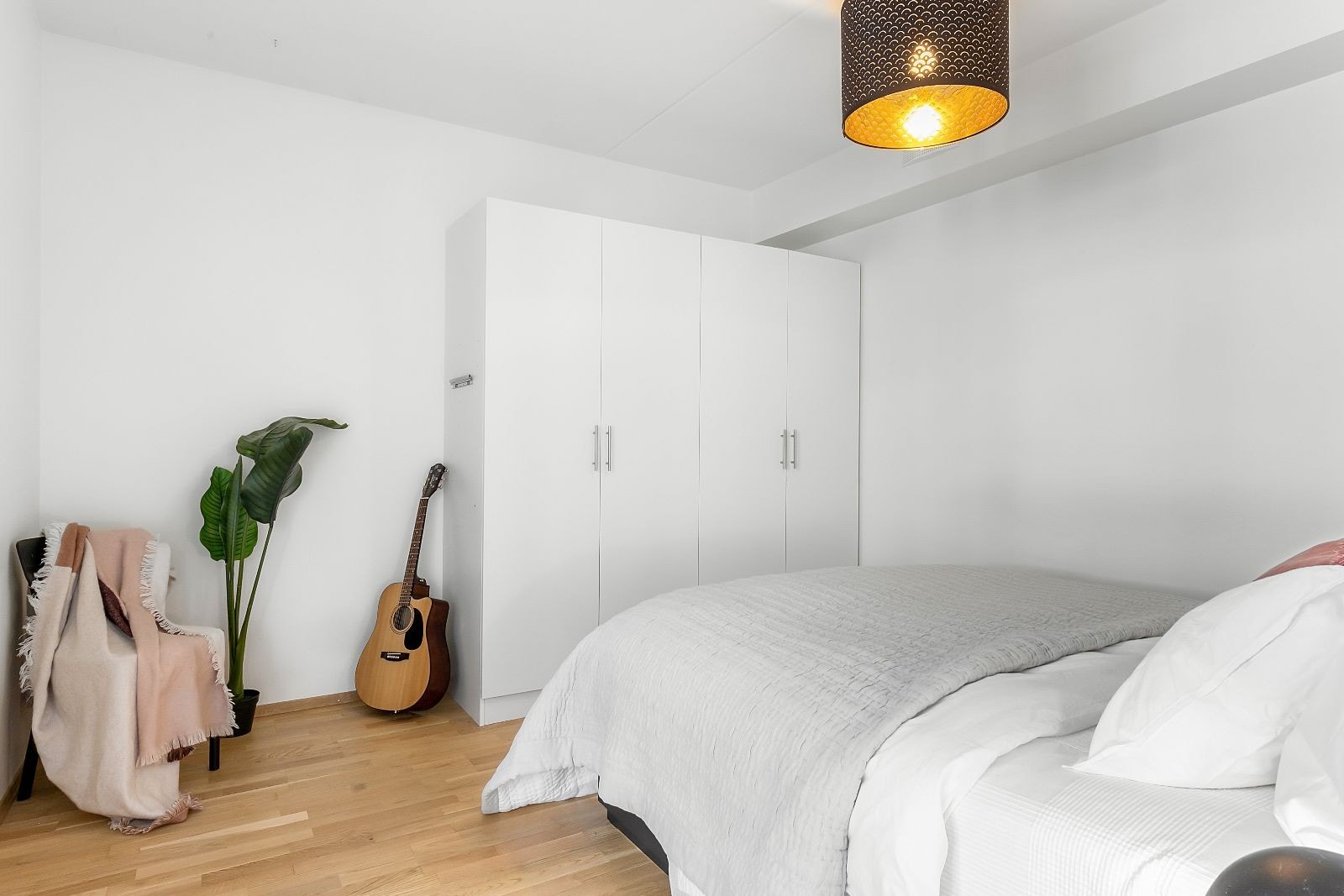 Soverommet er innredet med en praktisk garderobe, som sørger for godt med oppbevaringsplass. Galleribilde