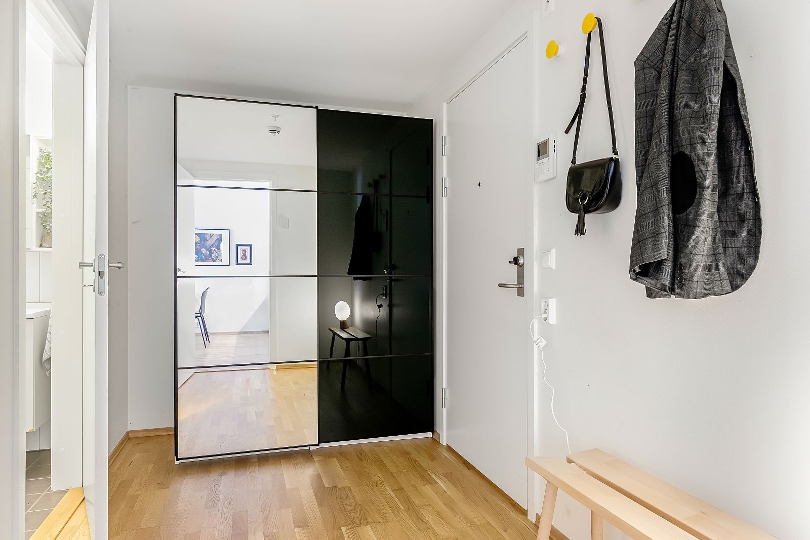 Romslig og lys entre med plass til sko og ytterjakker. Galleribilde