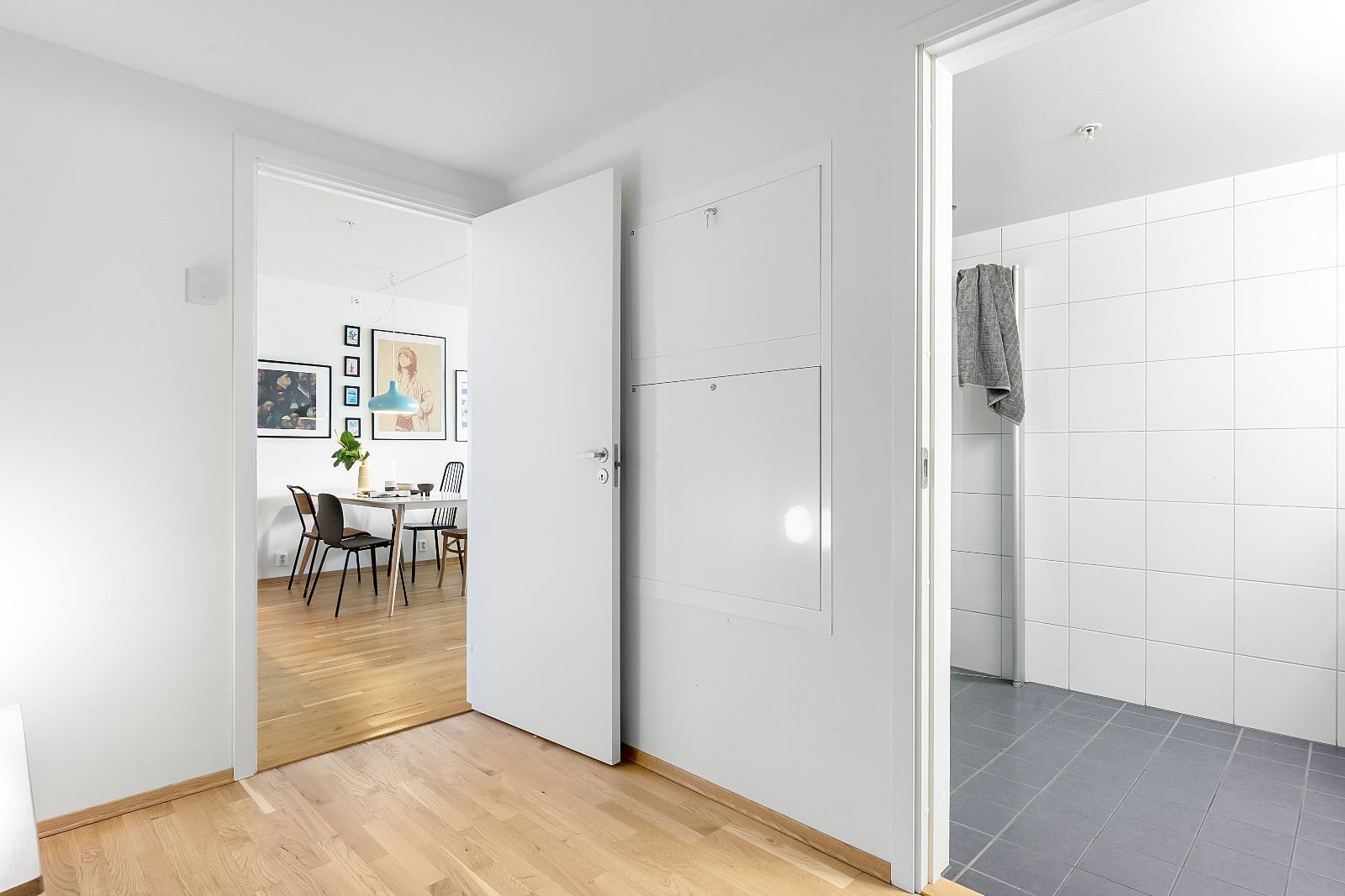 Entrèen tar deg til både bad og kjøkken/stue. Galleribilde